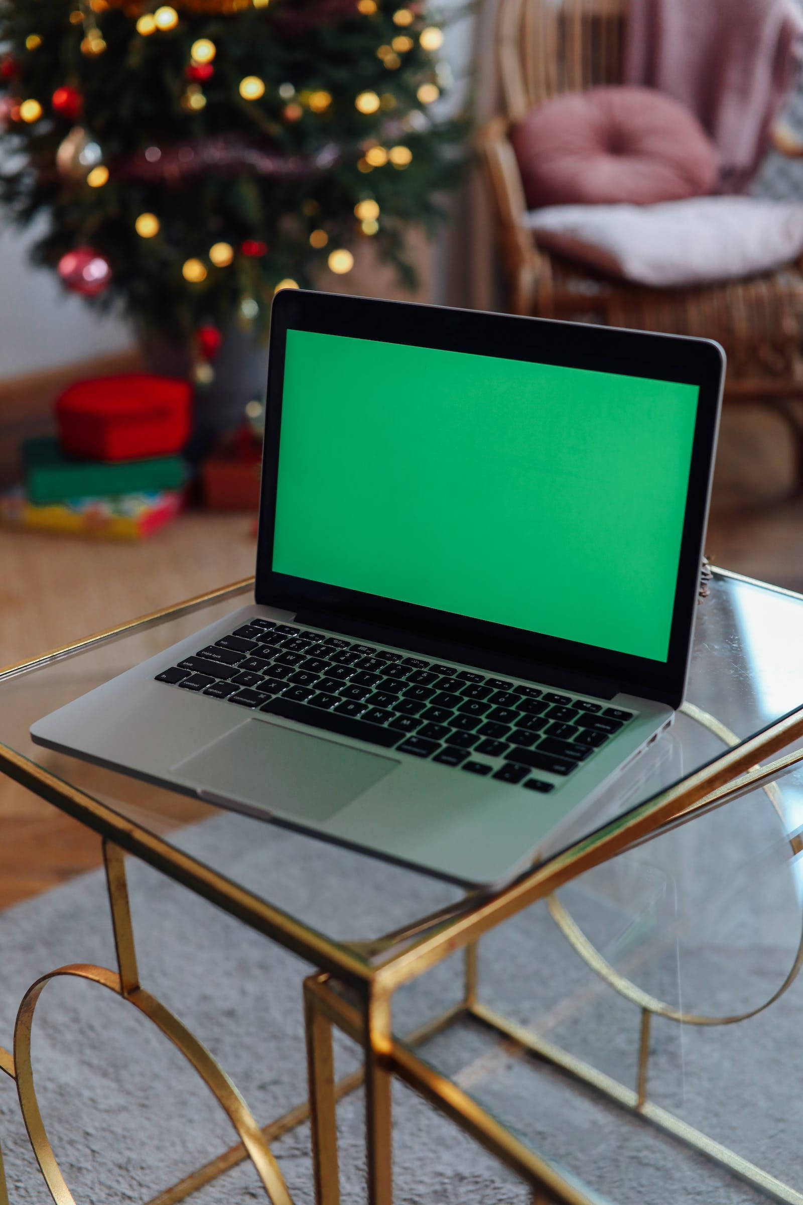 Laptop yenye Skrini ya Kijani Juu ya Meza Picha ya Ukuta