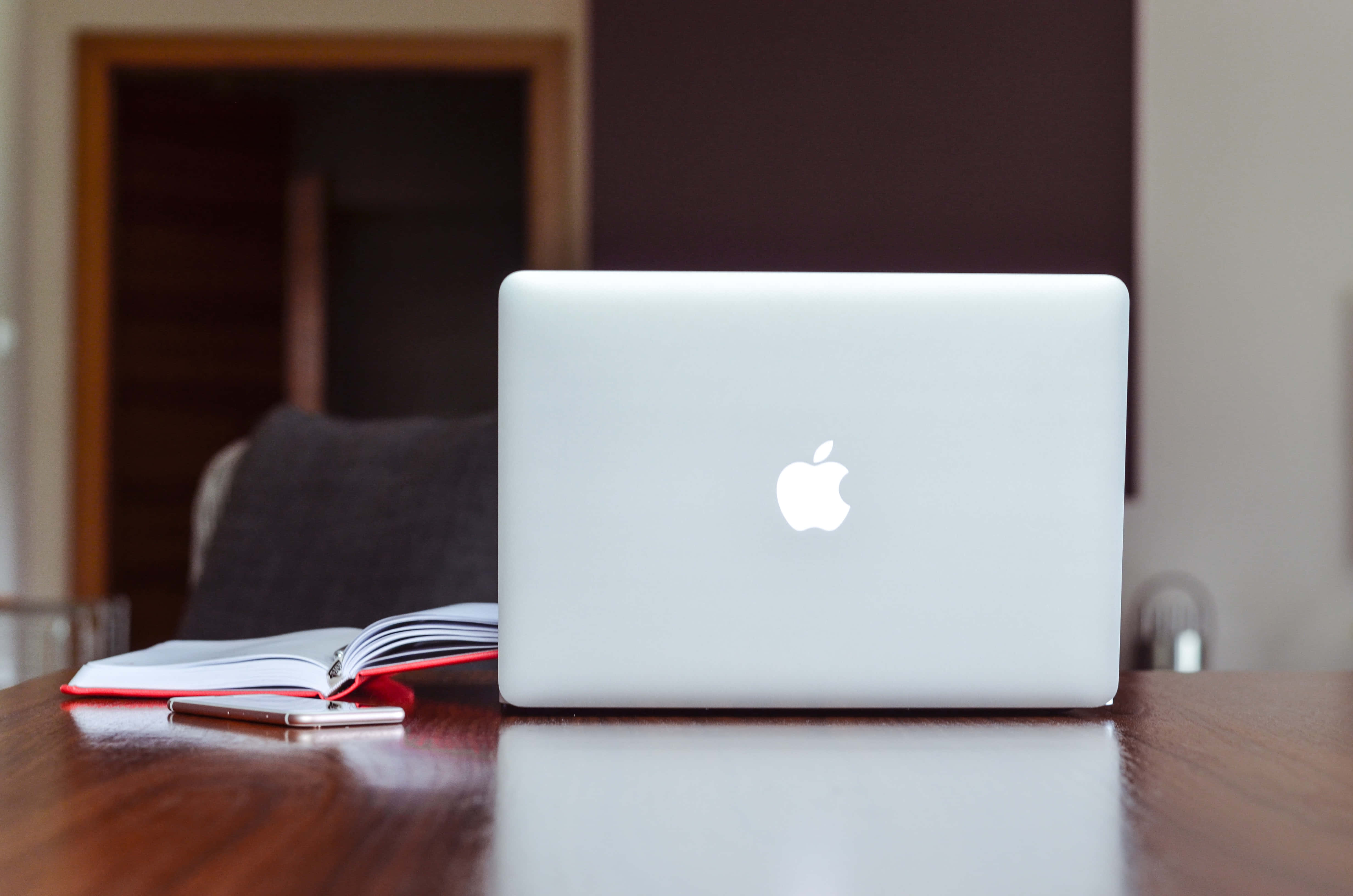 laptopu nyeupe juu ya meza Picha ya Ukuta