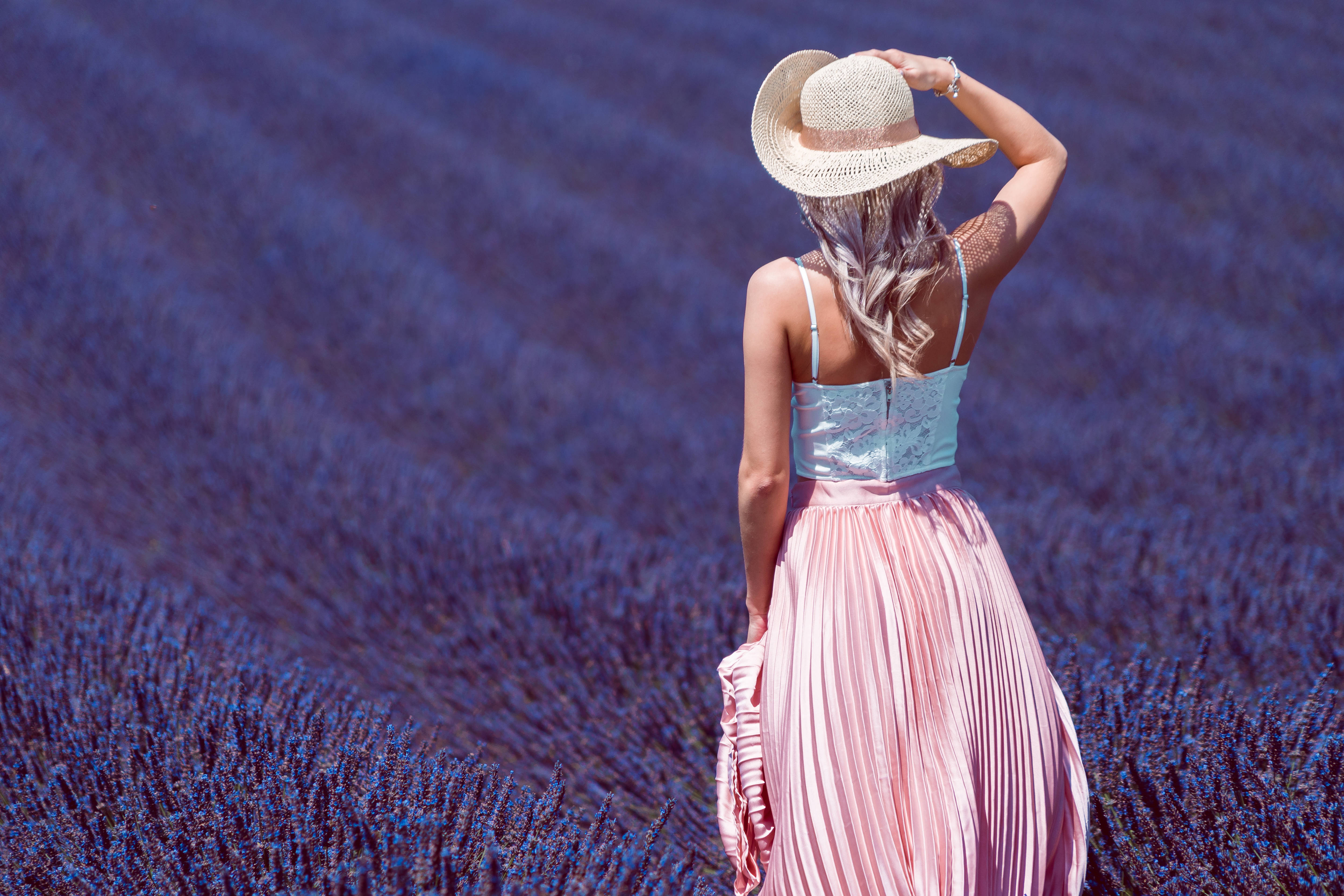 Lavender Aesthetic na Mwanamke Shambani Picha ya Ukuta