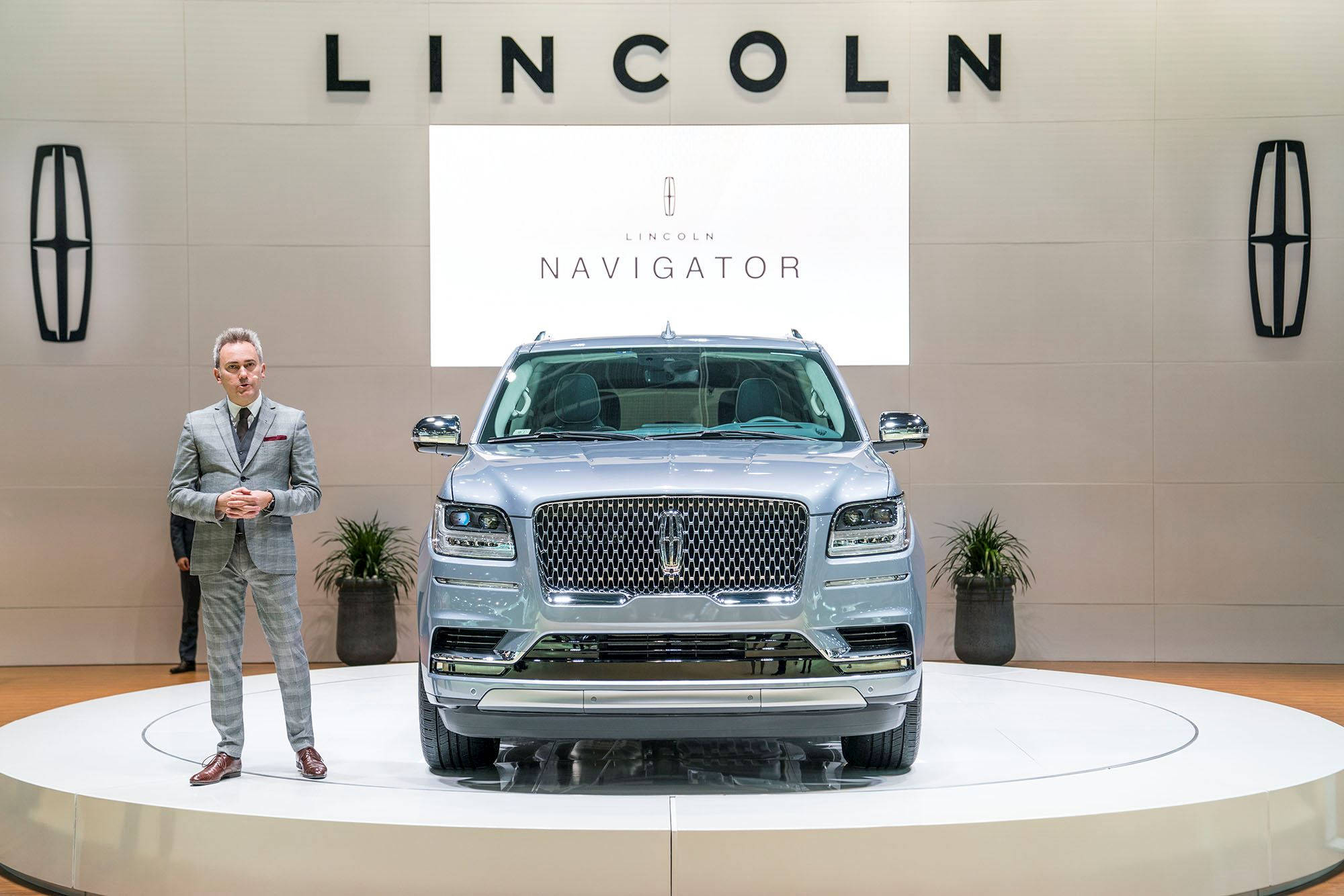 Lincoln Car Navigator yenye Kumaliza kwa Bluu ya Kifahari Picha ya Ukuta