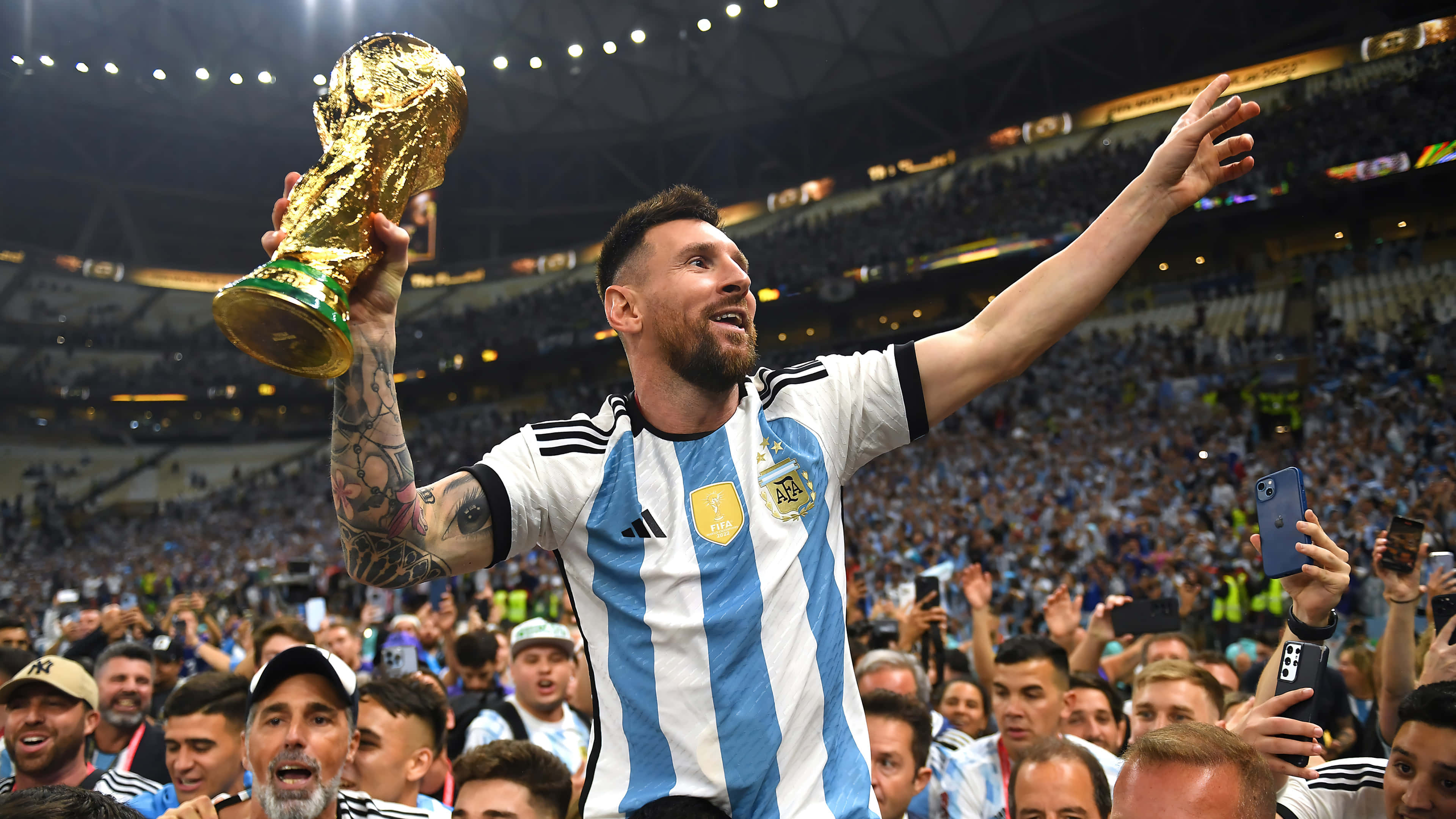 Lionel Messi akimchezea mlinzi mpira kwa lengo la kufunga goli. Picha ya Ukuta
