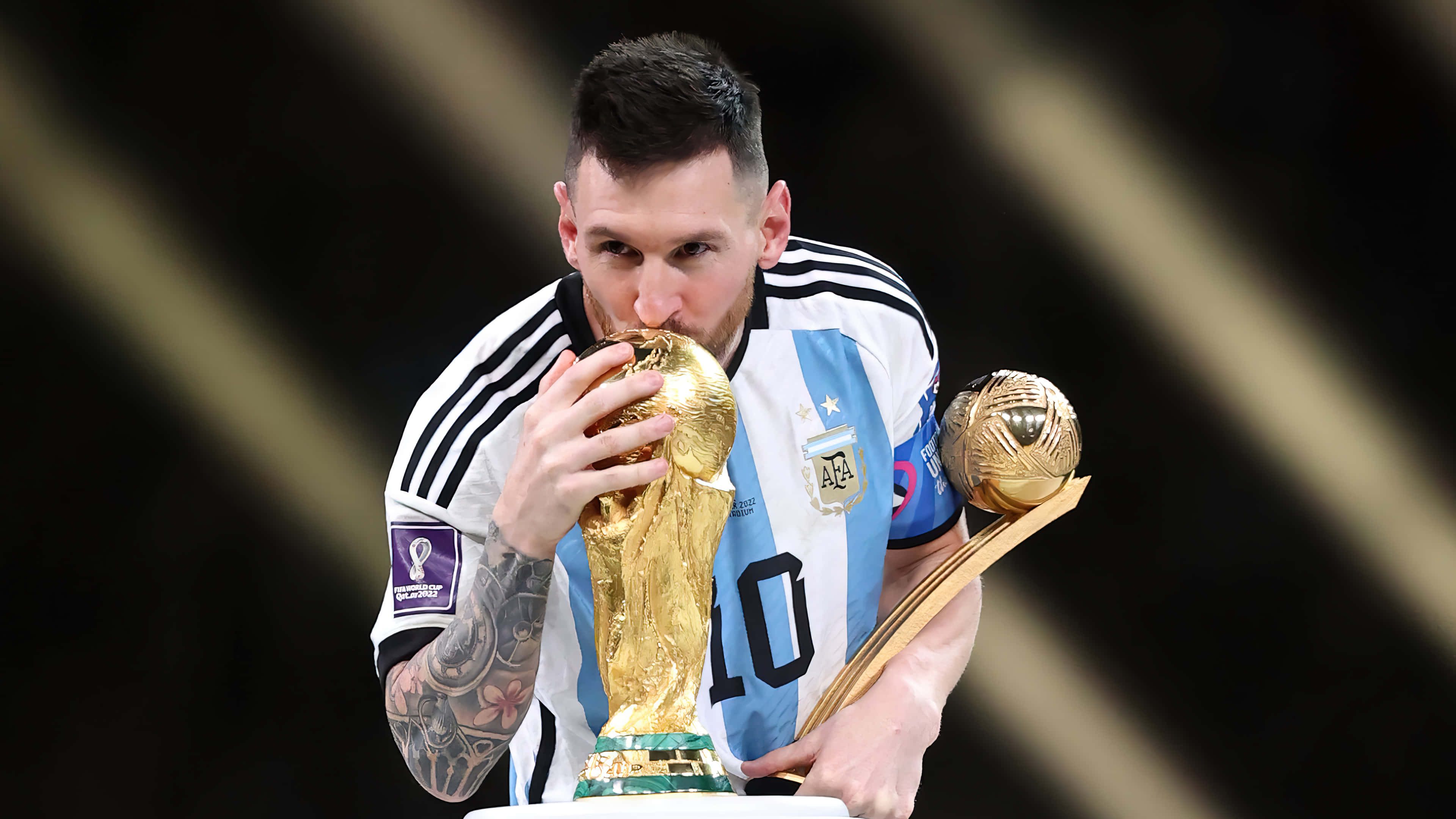 Lionel Messi akitoa sherehe nyingine ya kustaajabisha ya kufunga bao. Picha ya Ukuta