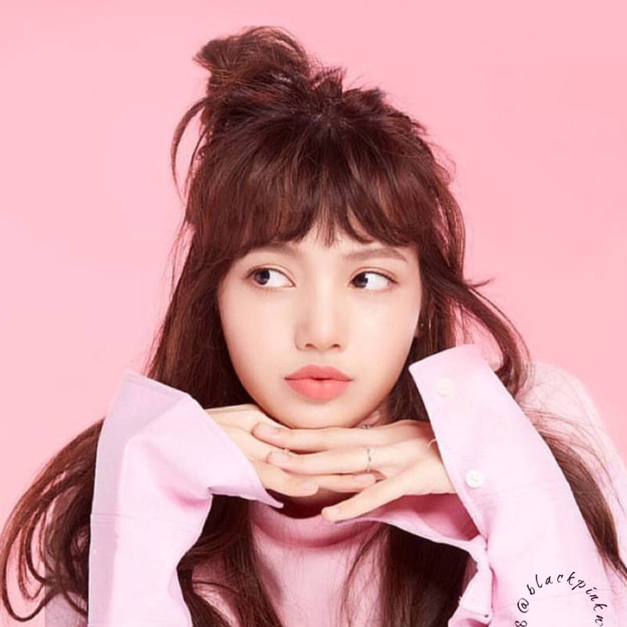 Lisa wa Blackpink Akiwa na Rangi ya Waridi na Kuvutia Picha ya Ukuta