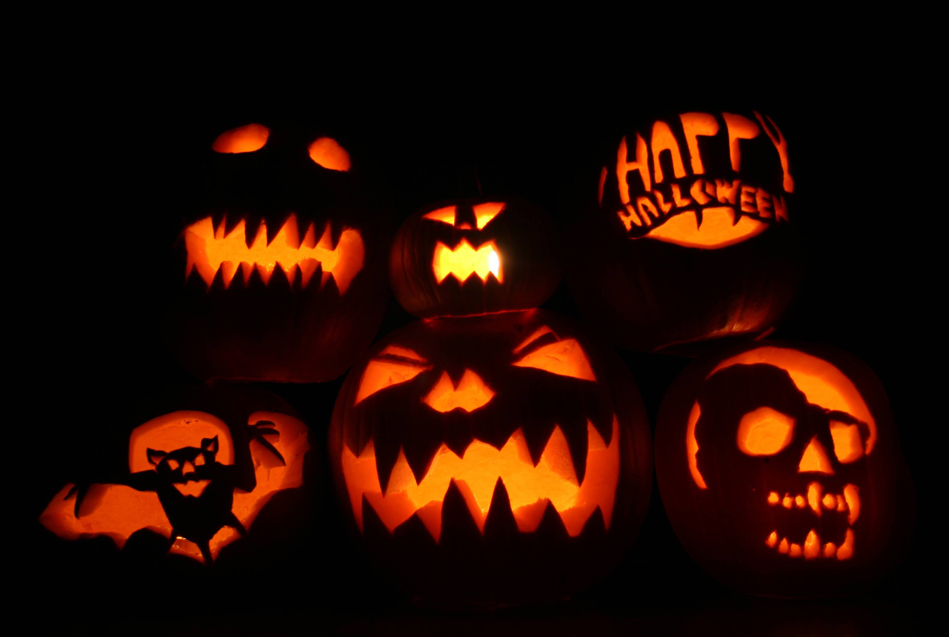 Mabuyu ya Halloween Yenye Mwanga na Sifa za Kutisha Picha ya Ukuta