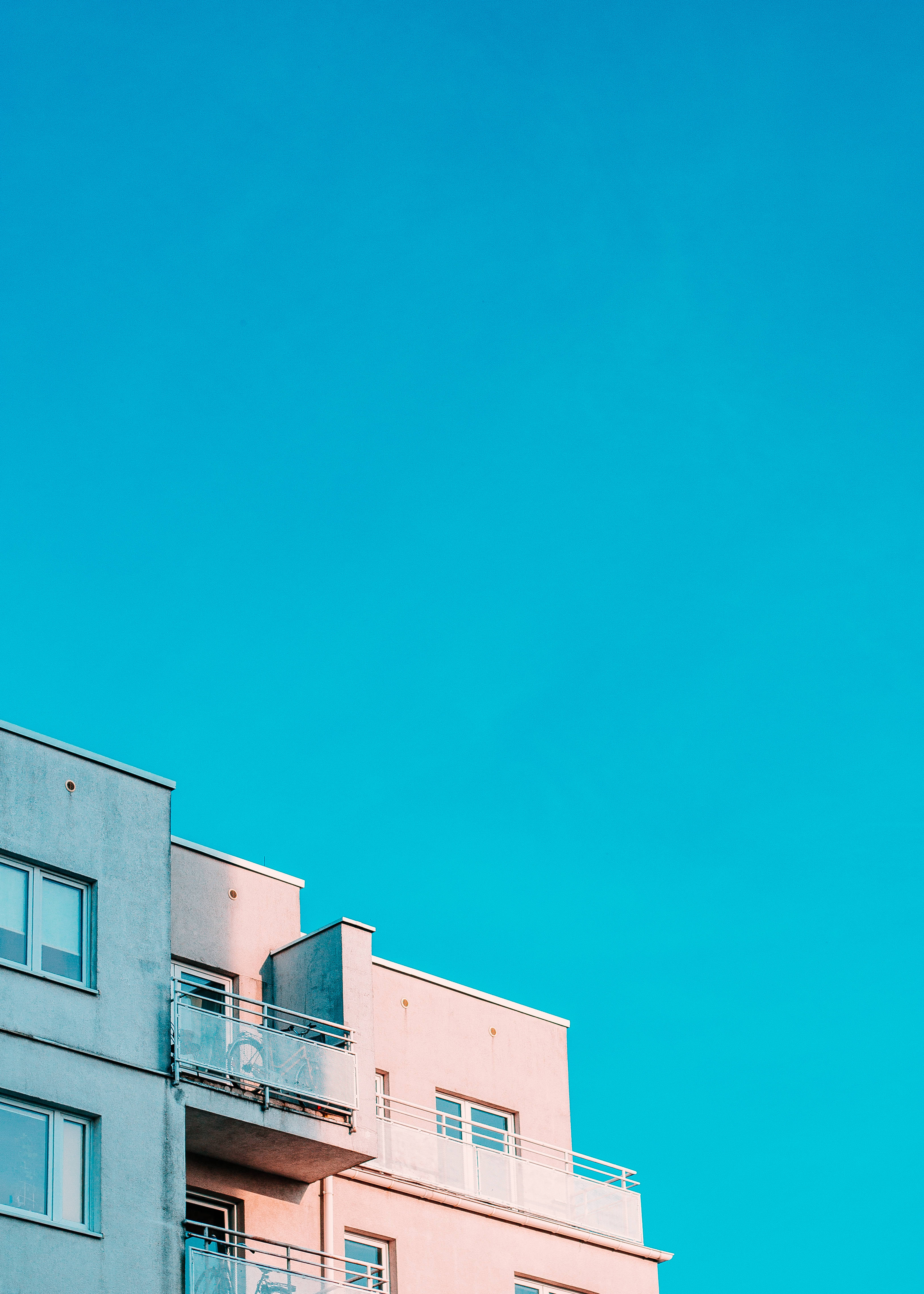 White Building Under Blue Sky Picha ya Ukuta