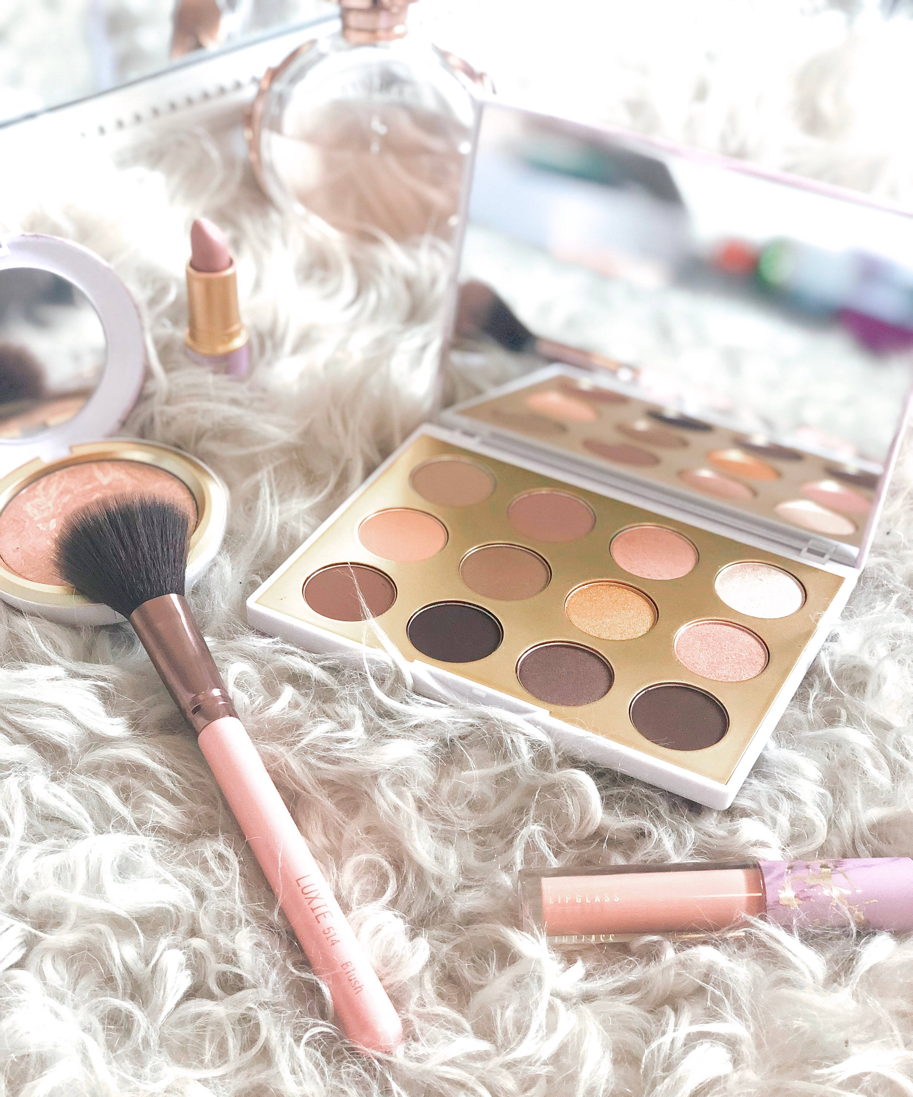 Mac Cosmetics Snow Ball Picha ya Ukuta