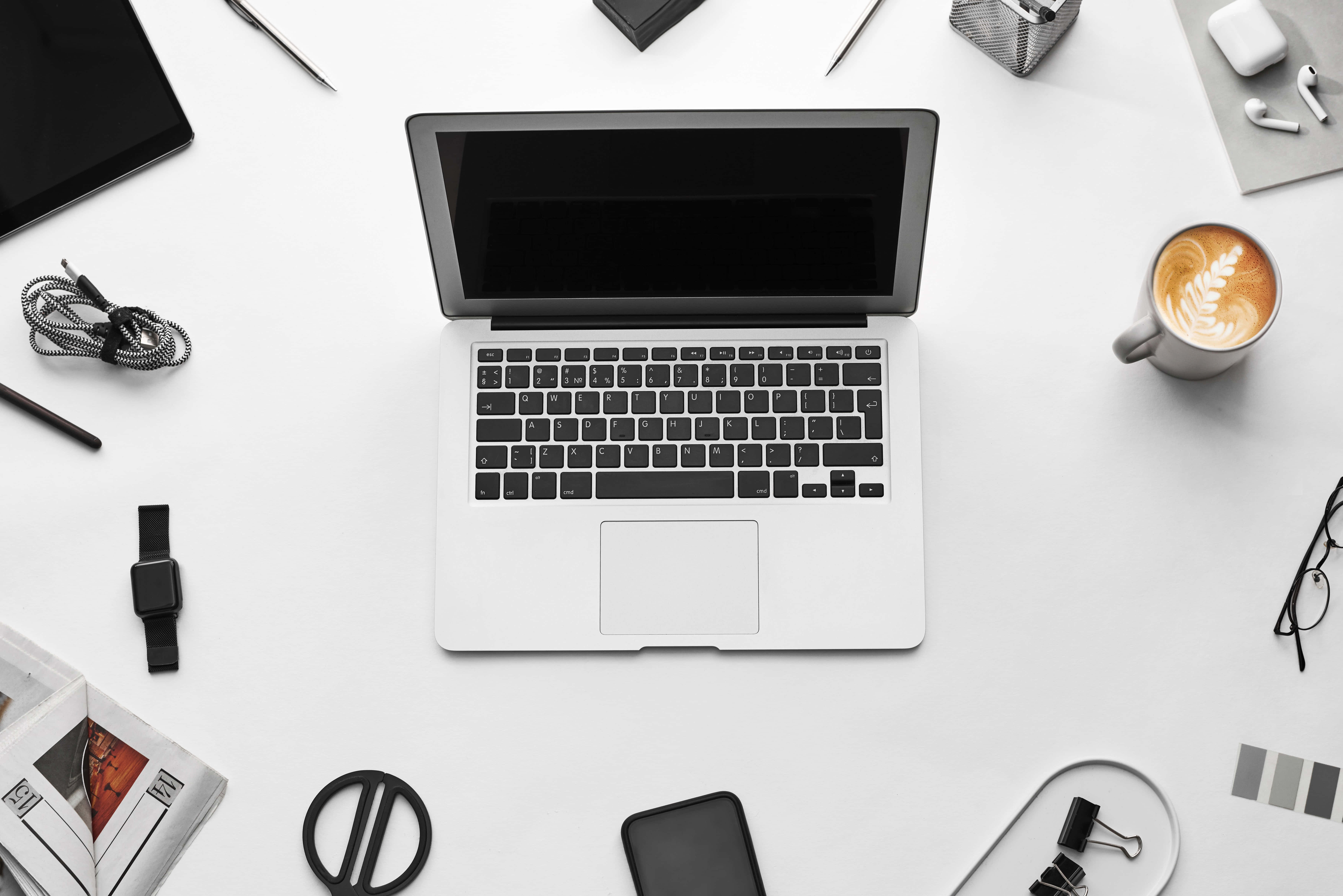 MacBook Aesthetic katika Mazingira ya Kamilifu Picha ya Ukuta