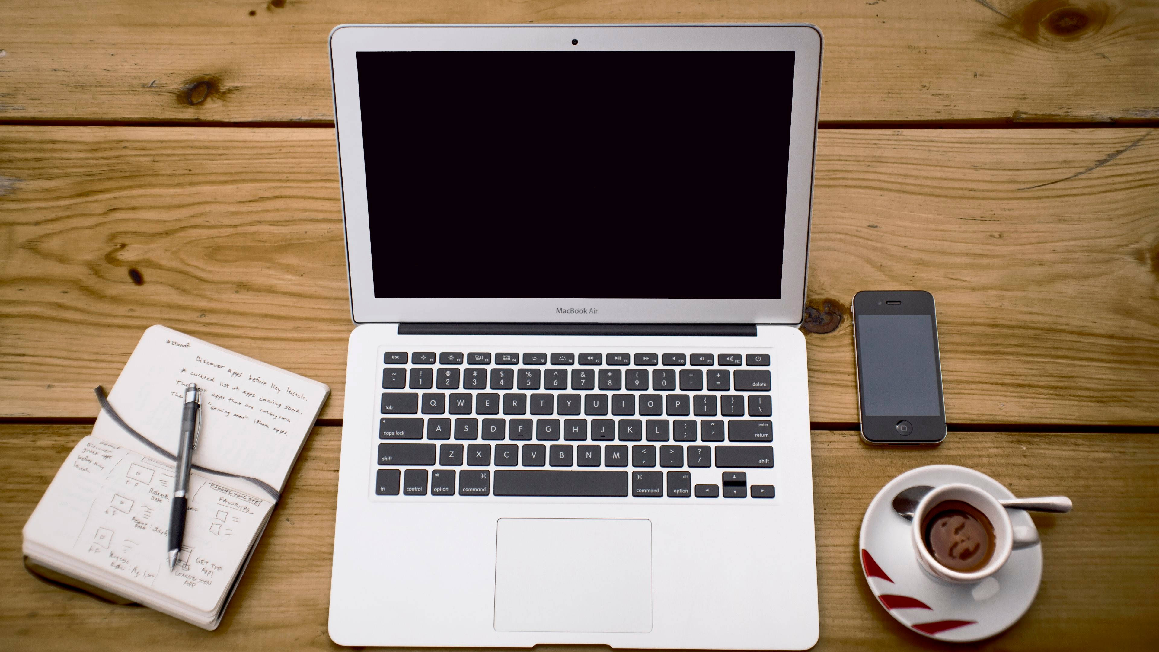 MacBook Air Juu ya Meza ya Mbao Picha ya Ukuta