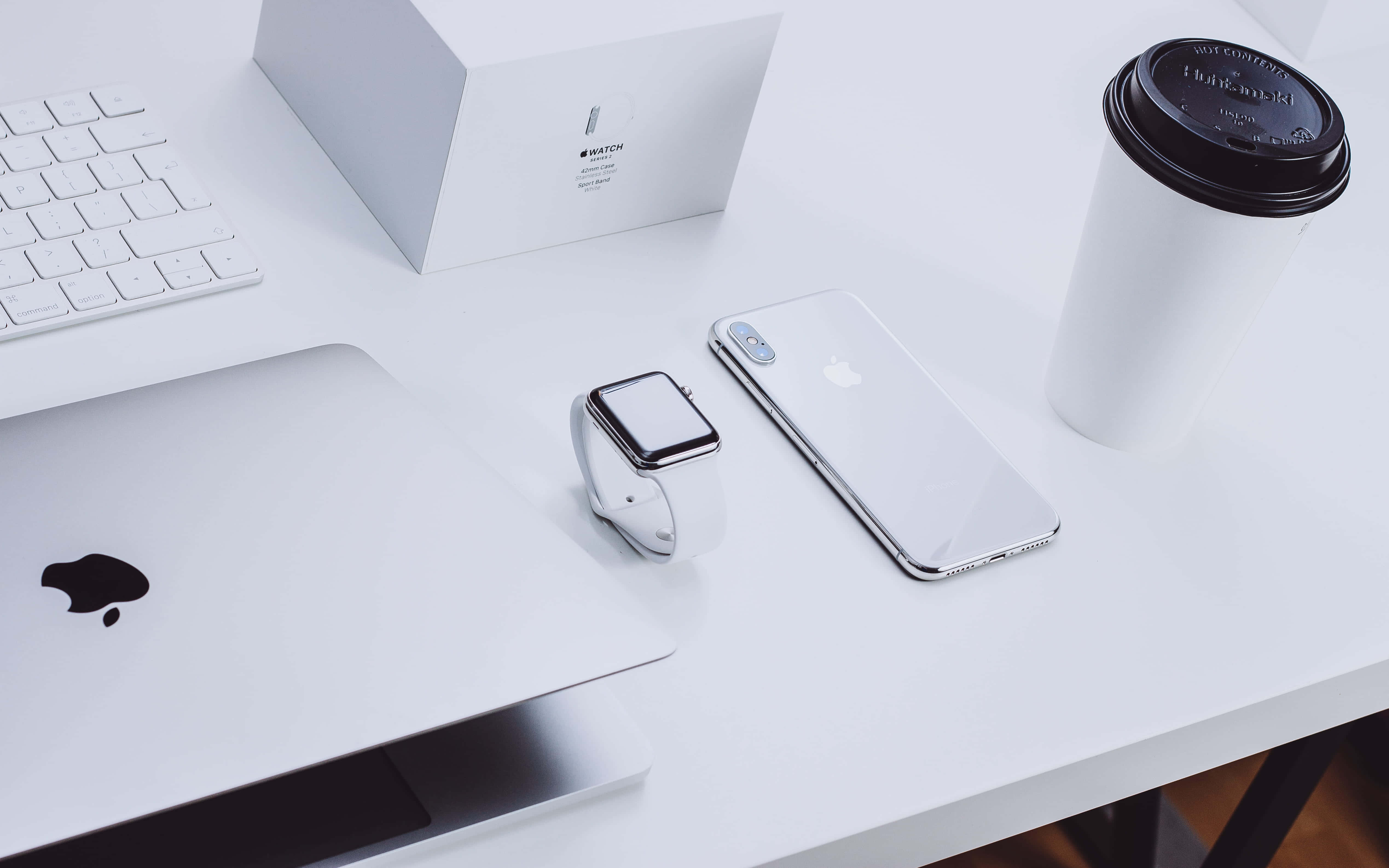 Macbook maridadi yenye urembo wa mjini Picha ya Ukuta