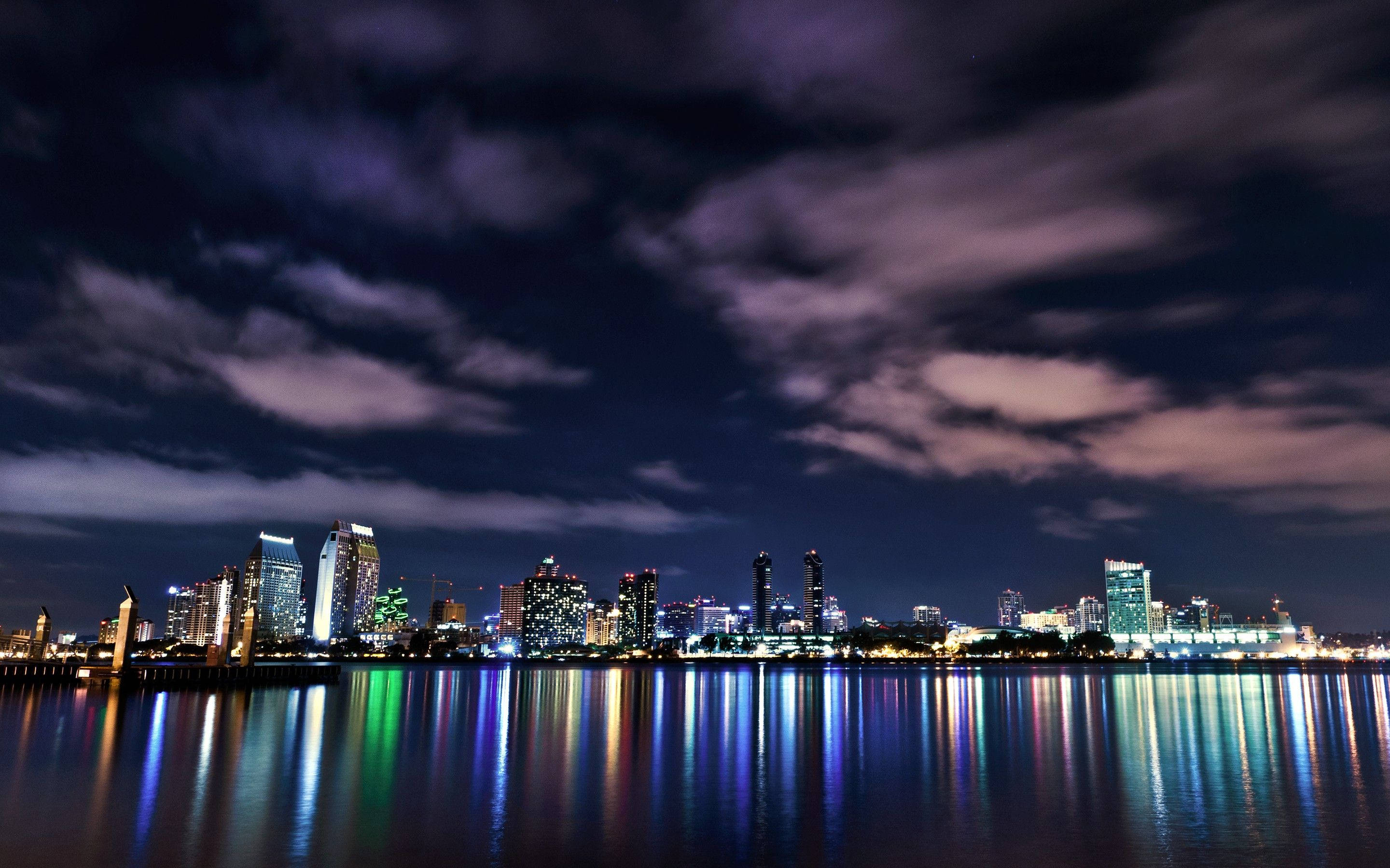 MacBook Pro Glowing Cityscape Picha ya Ukuta