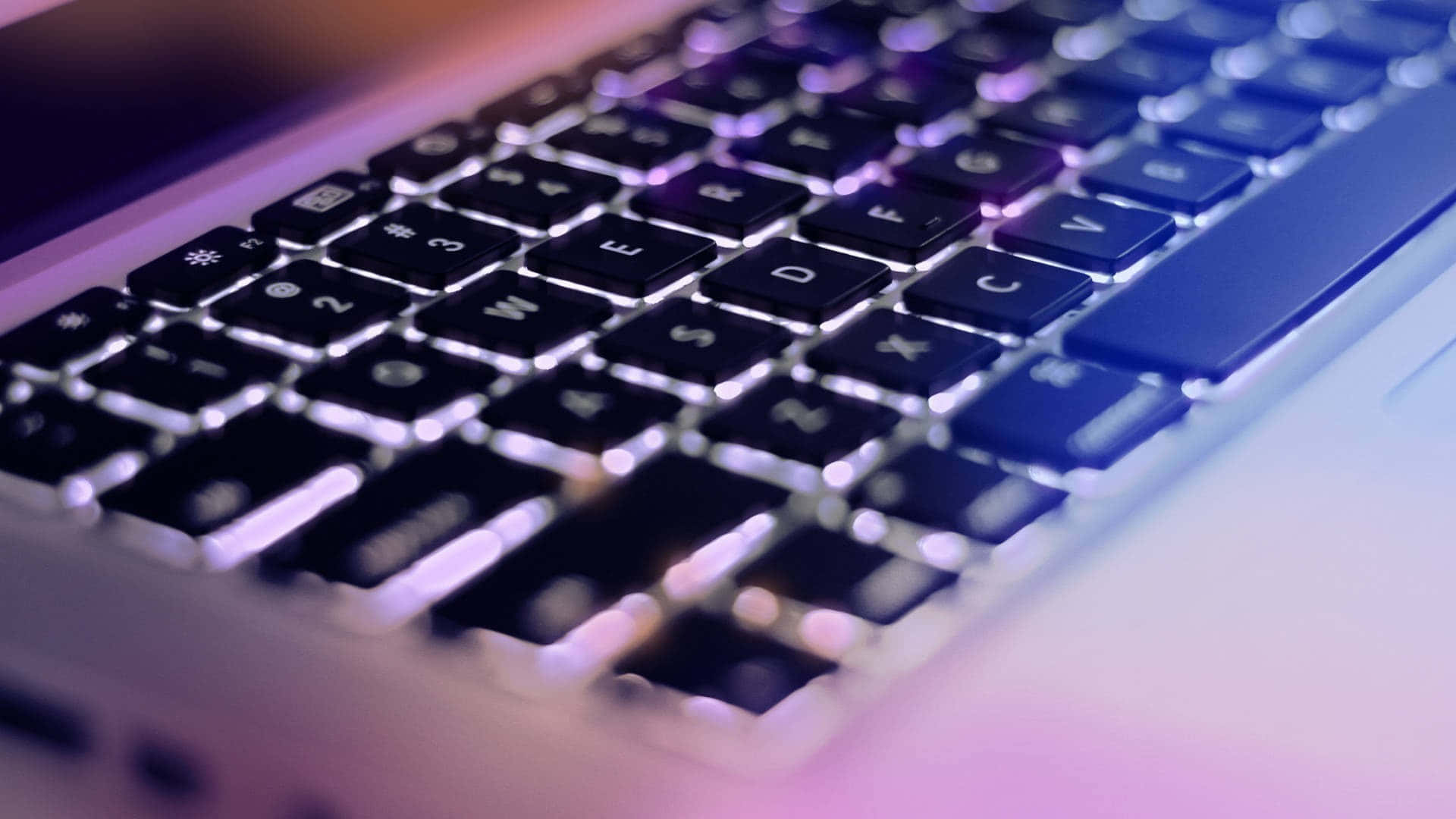 MacBook ya Aesthetic imefunguliwa, tayari kutumika. Picha ya Ukuta