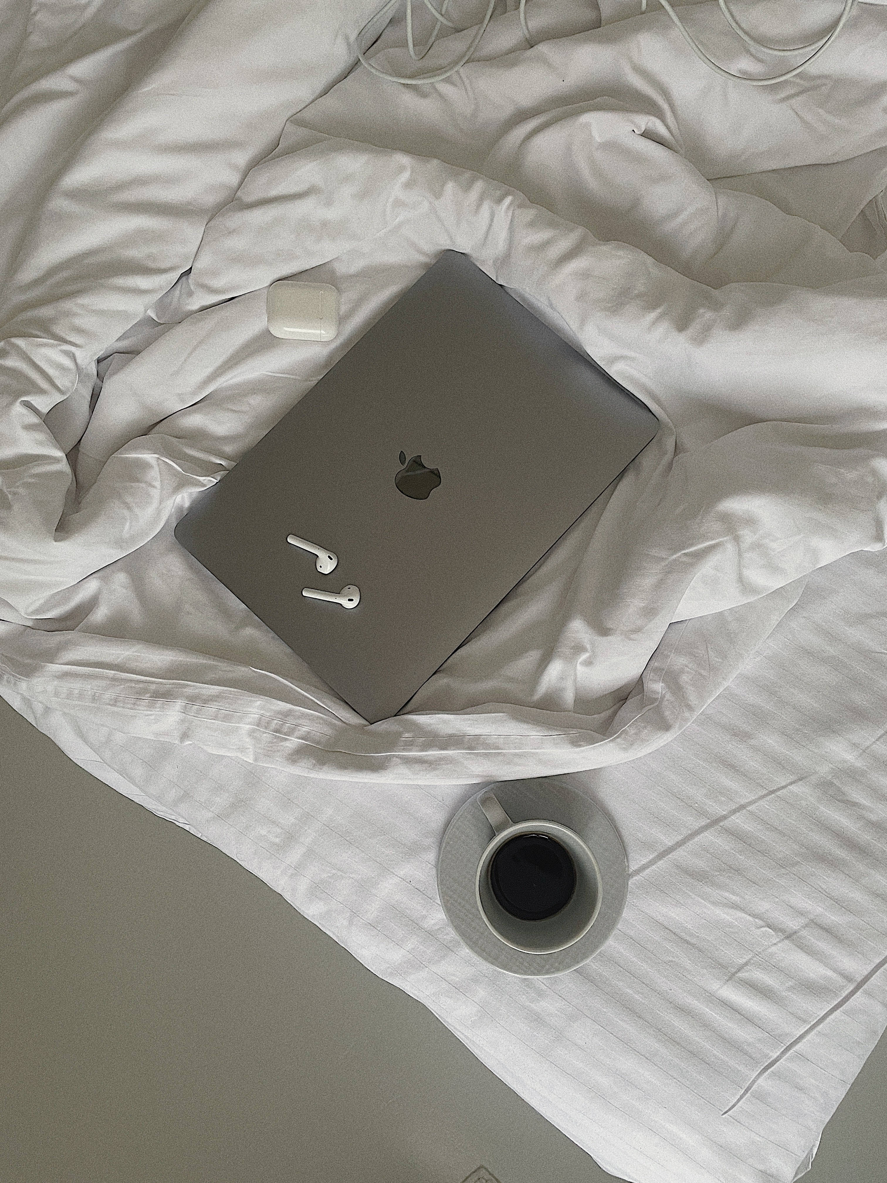 Macbook ya Fedha na Airpods Zenifu Picha ya Ukuta