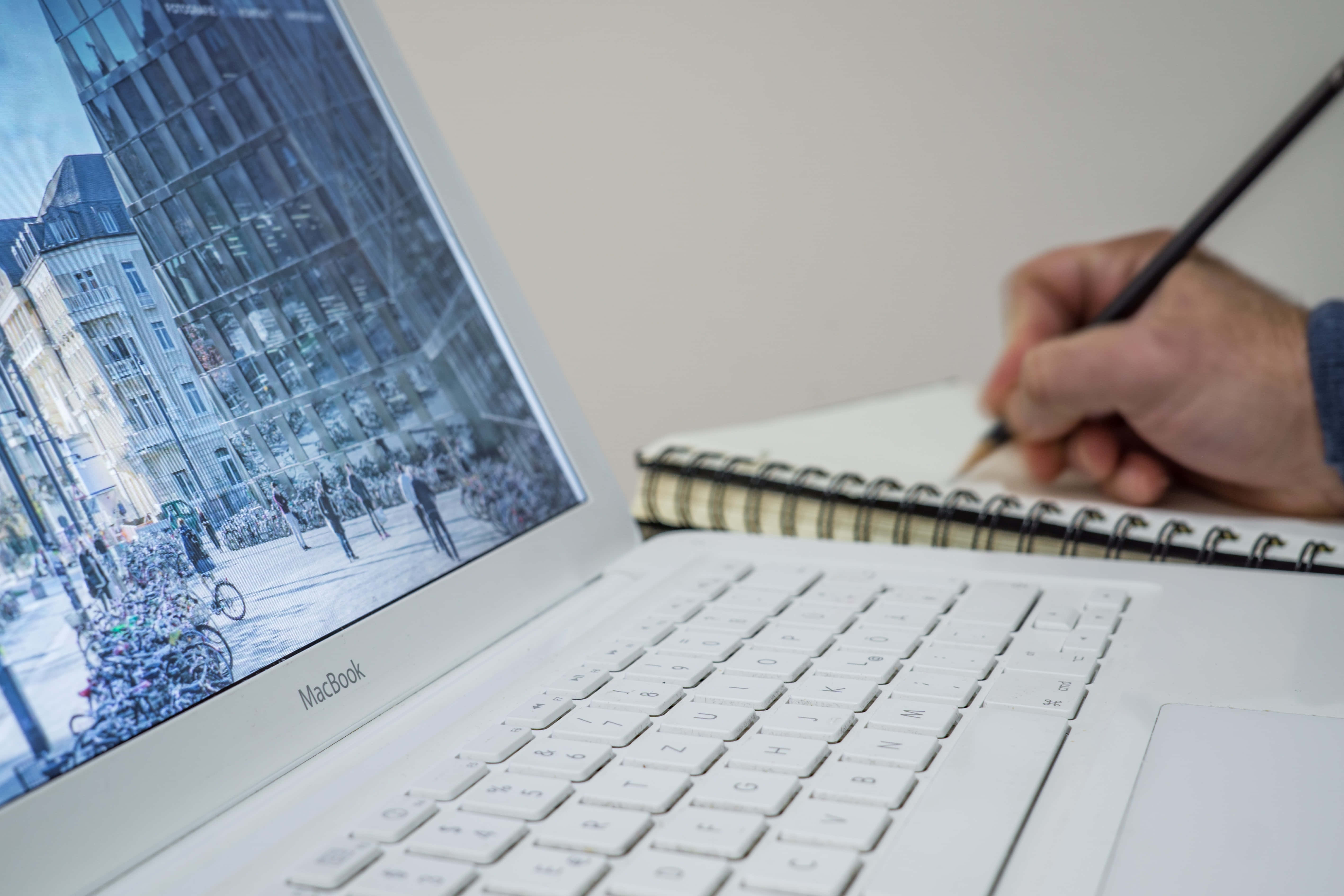MacBook ya kifahari, kipande cha kisasa na cha kisasa cha teknolojia Picha ya Ukuta