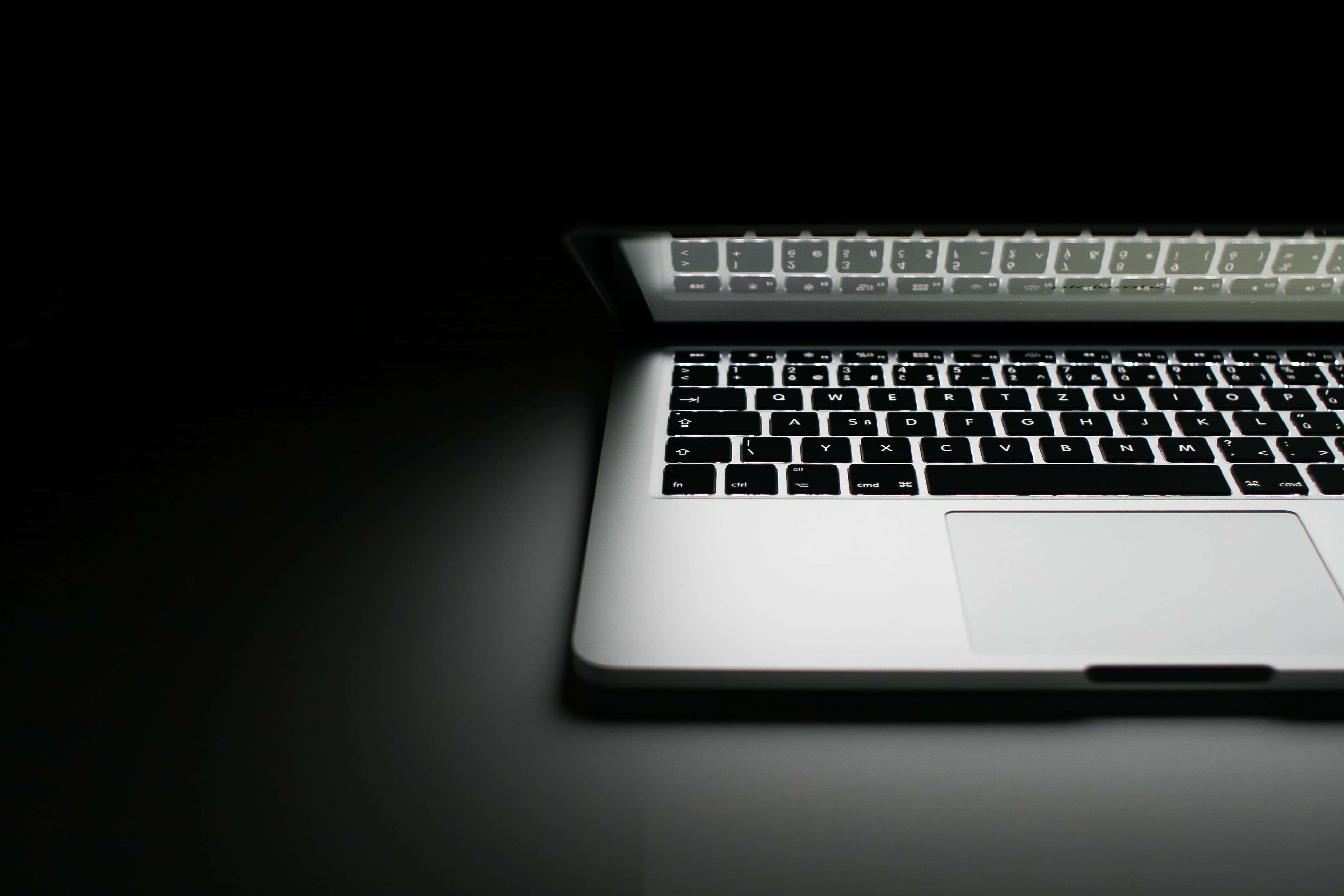 MacBook ya Kifahari - Fanya Kazi kwa Mtindo Picha ya Ukuta