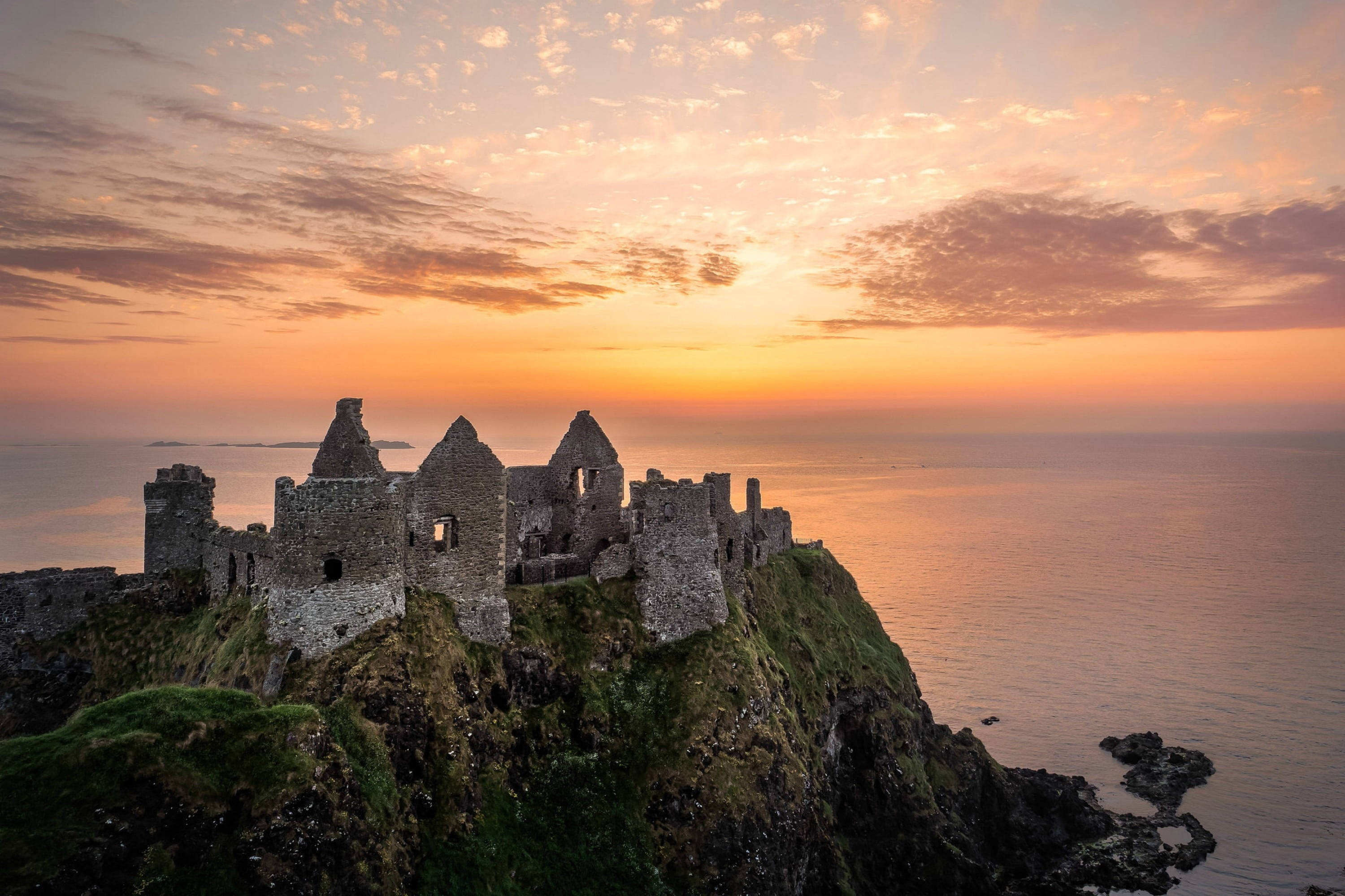 Macho ya Jua Mazuri ya Dunluce Castle Picha ya Ukuta