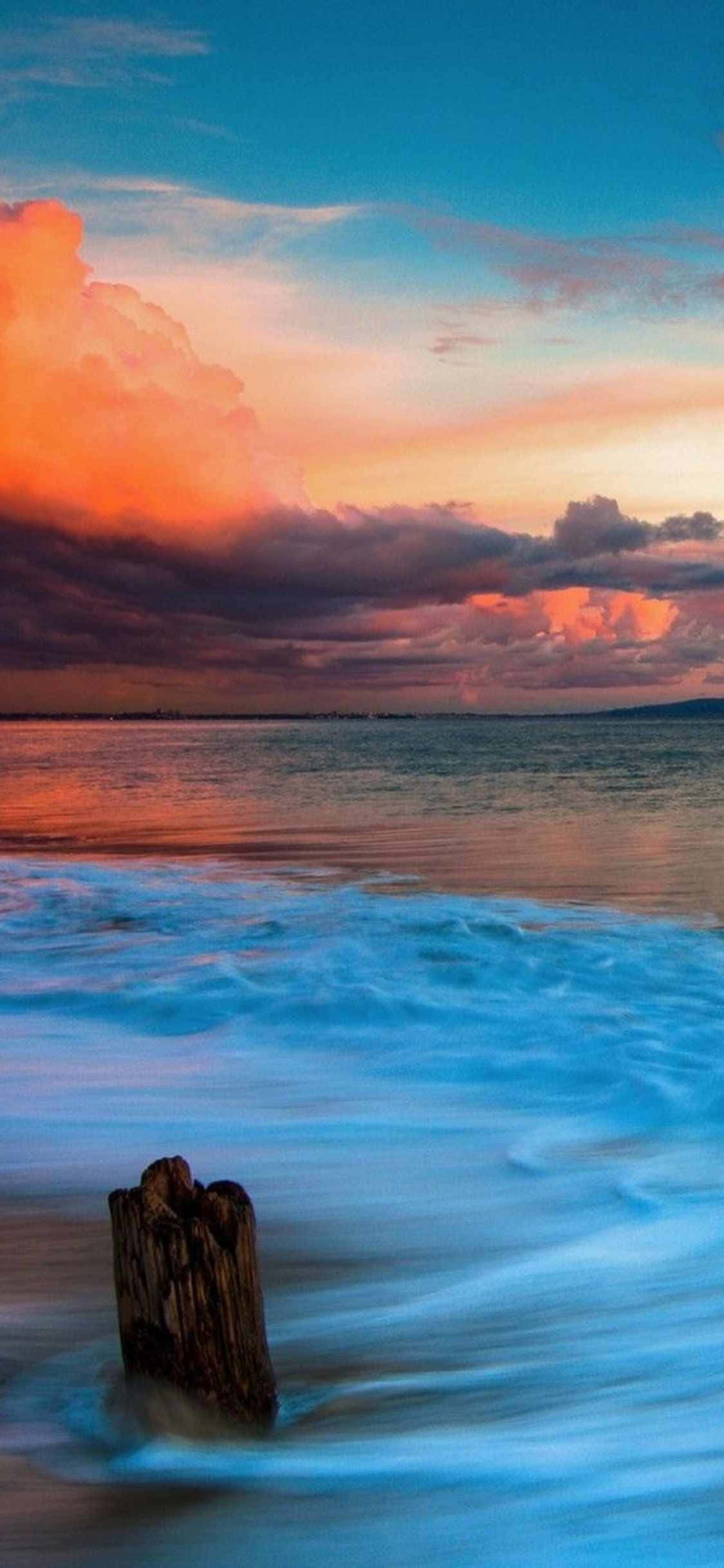 Machozi ya kupendeza juu ya Malibu, California kwa lenzi ya iPhone Xs Picha ya Ukuta