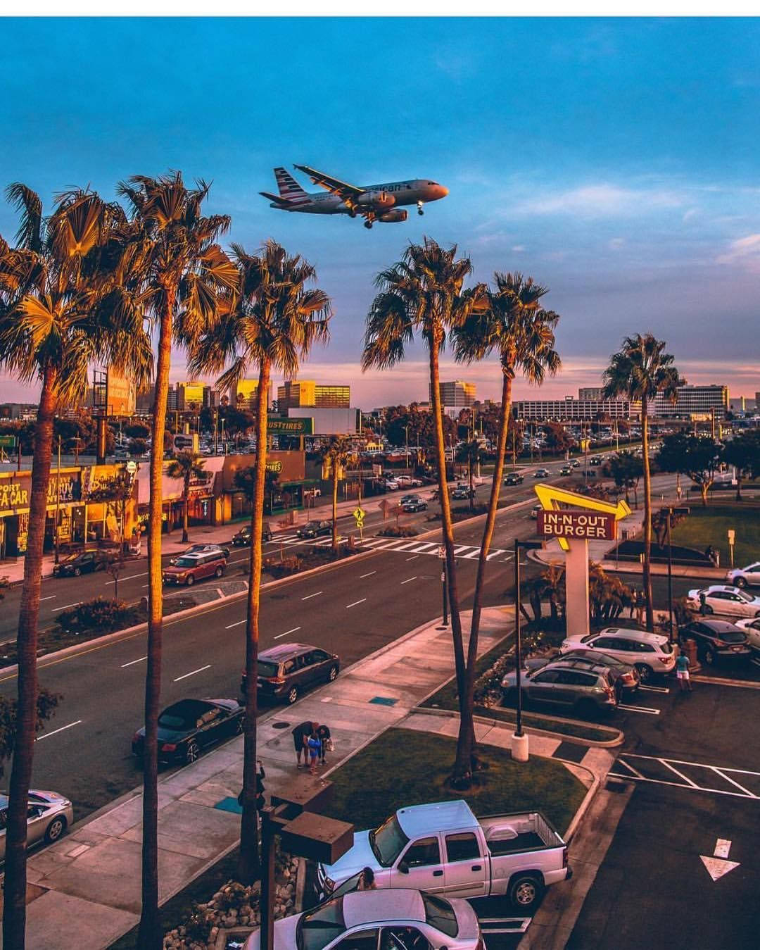 Machweo juu ya Uwanja wa Ndege wa Kimataifa wa Los Angeles (LAX) Picha ya Ukuta