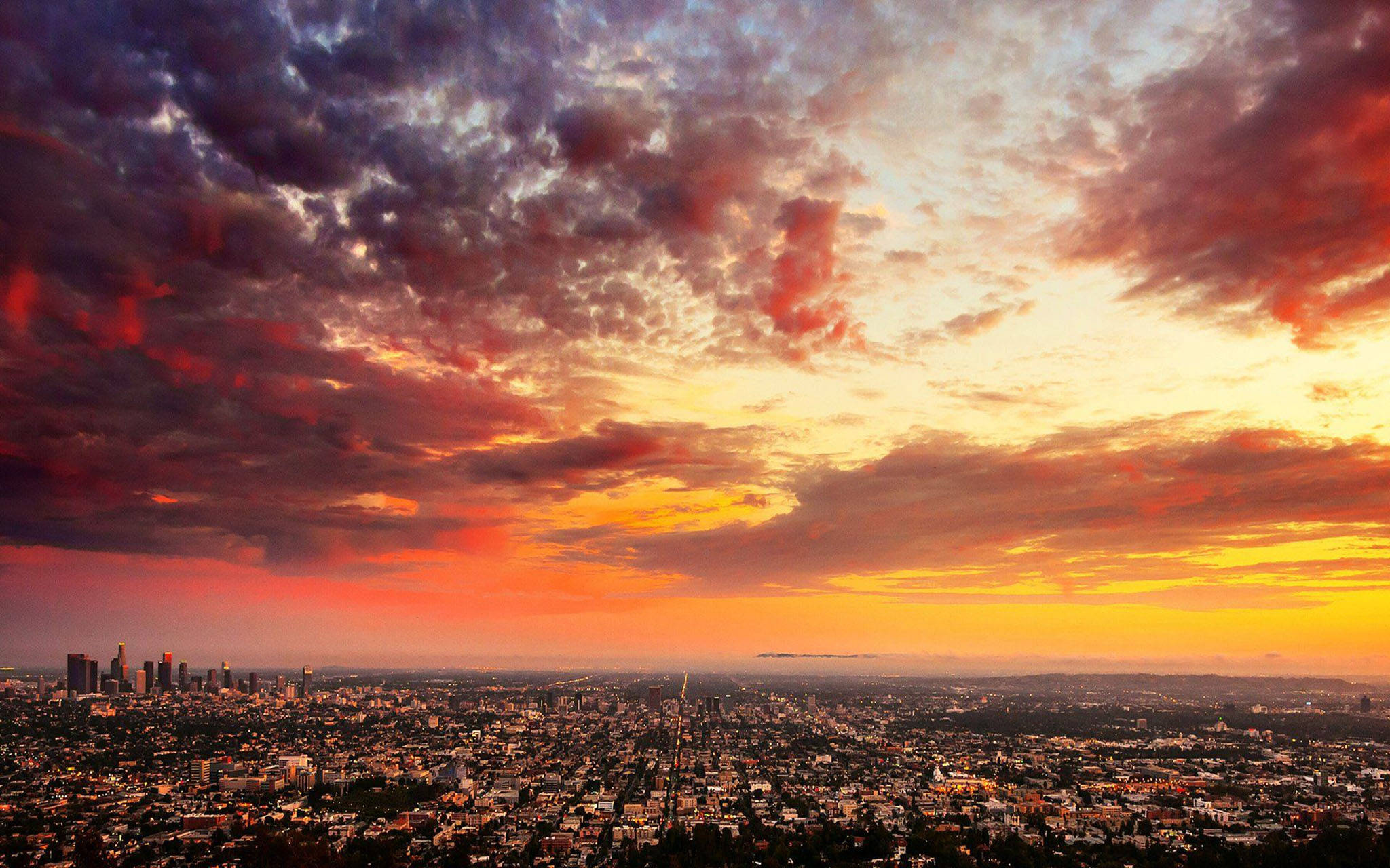 Machweo ya Los Angeles yenye Mawingu Picha ya Ukuta