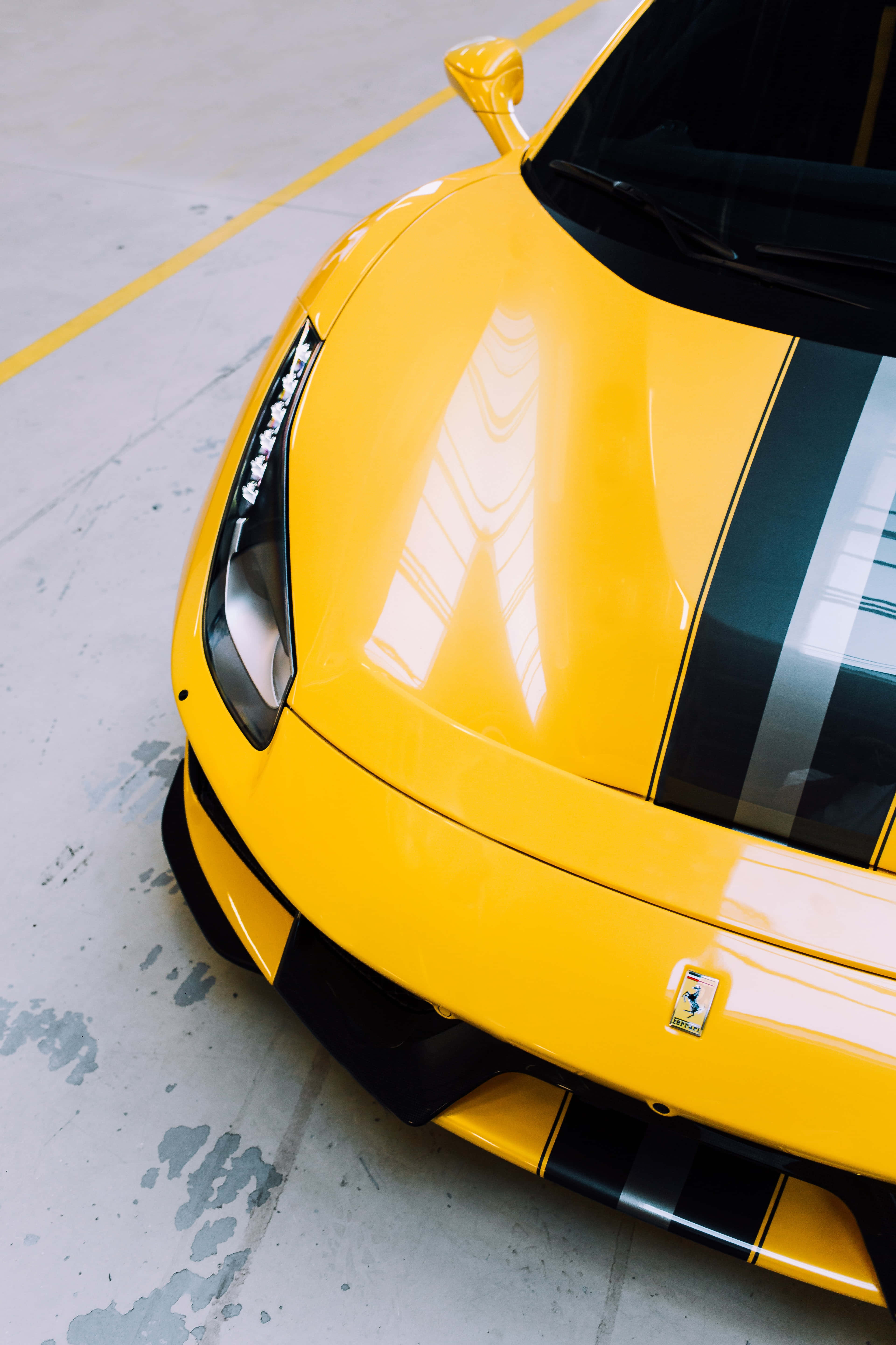 Mafanikio ya Luksu: Ferrari ya Kifahari kwenye Barabara ya Wazi Picha ya Ukuta