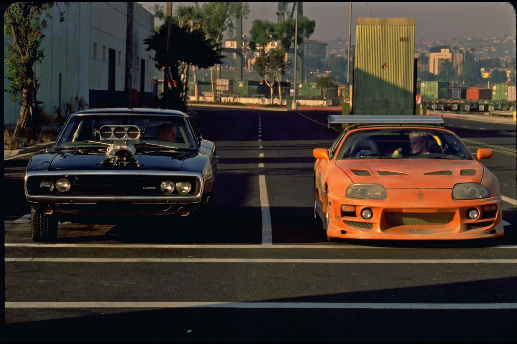 Magari Mawili Yakishindana Katika Fast And Furious 1 Picha ya Ukuta