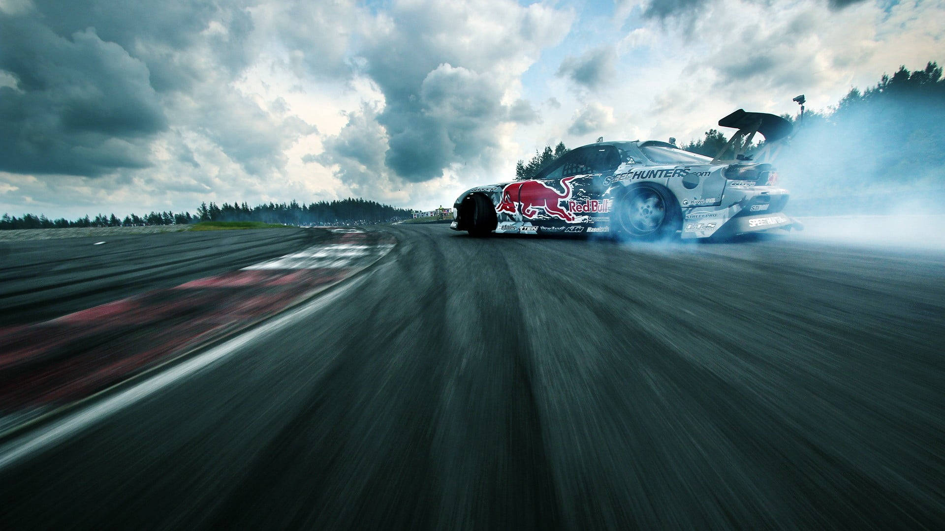 Magari ya Drift Yanayofadhiliwa na Red Bull Picha ya Ukuta