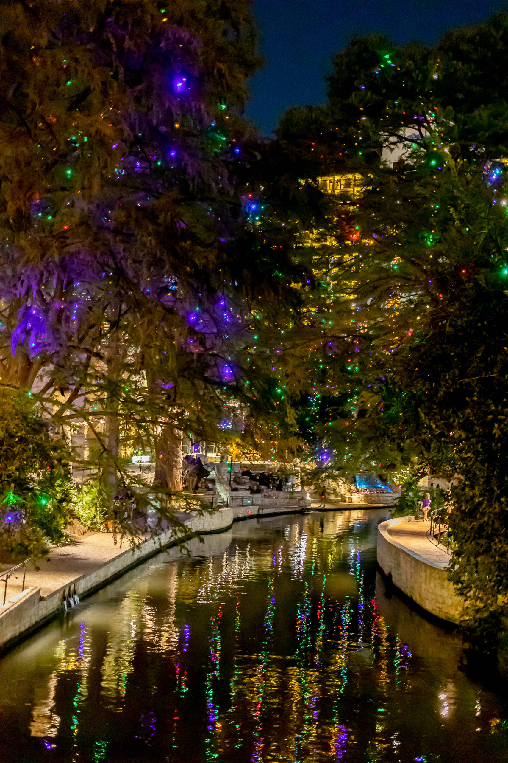 Magical Holiday Lights Brighten Up San Antonio River Walk. Picha ya Ukuta