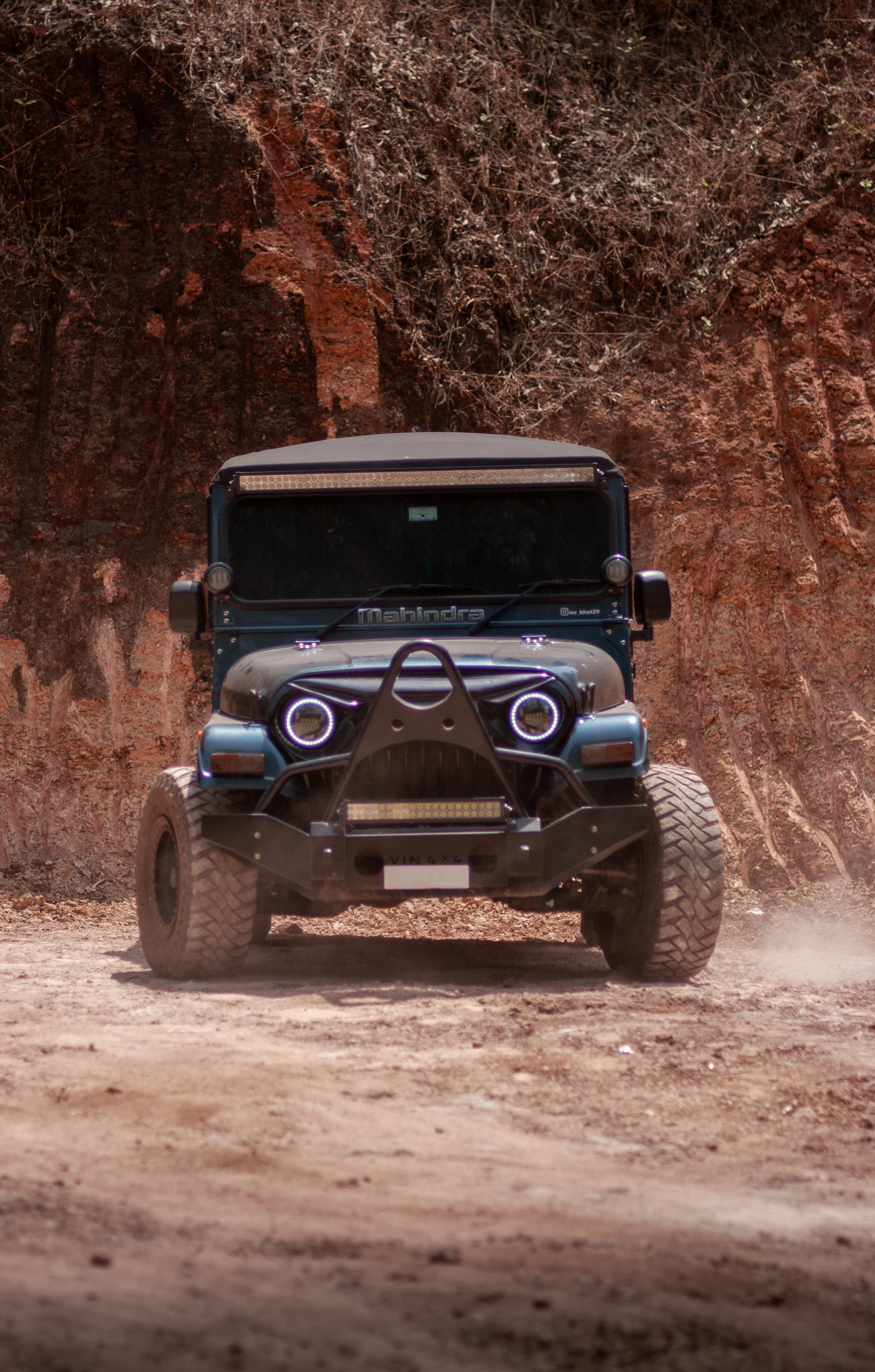 Mahindra Thar Yenye Rangi 4K Picha ya Ukuta