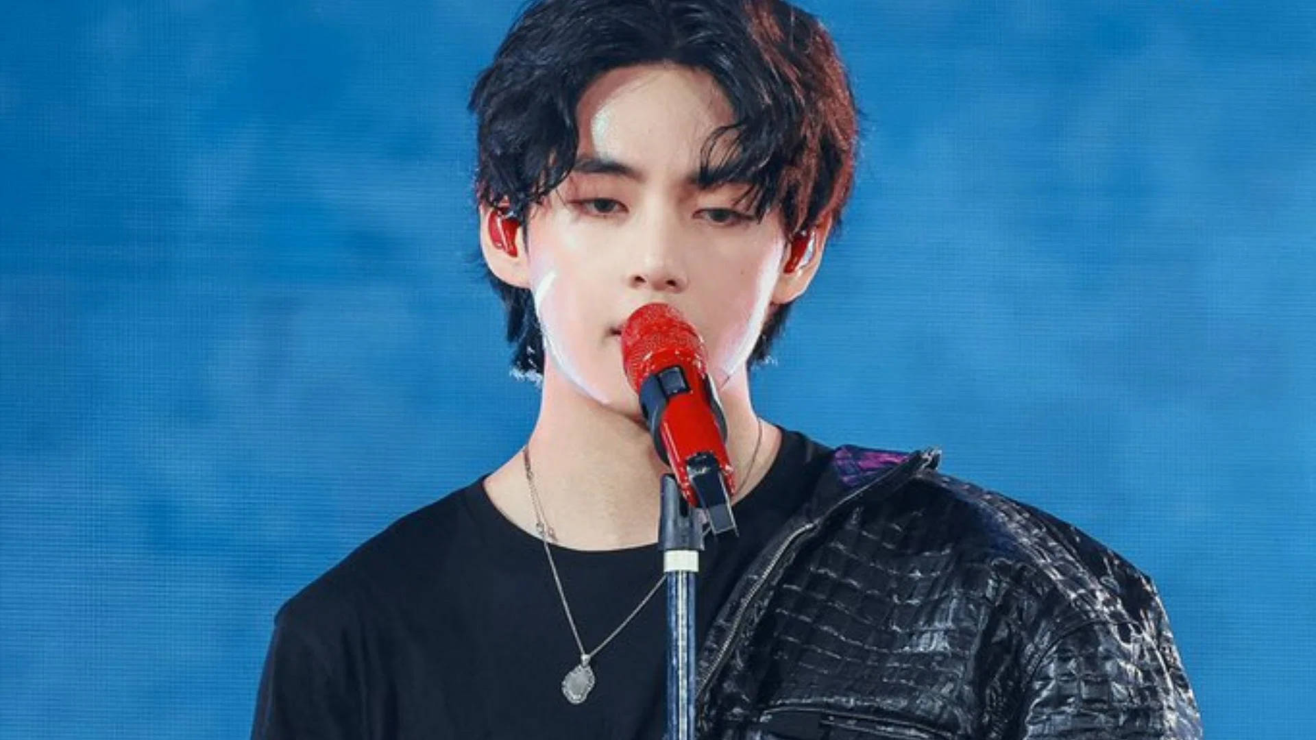 Maikrofoni Nyekundu ya V wa BTS Picha ya Ukuta