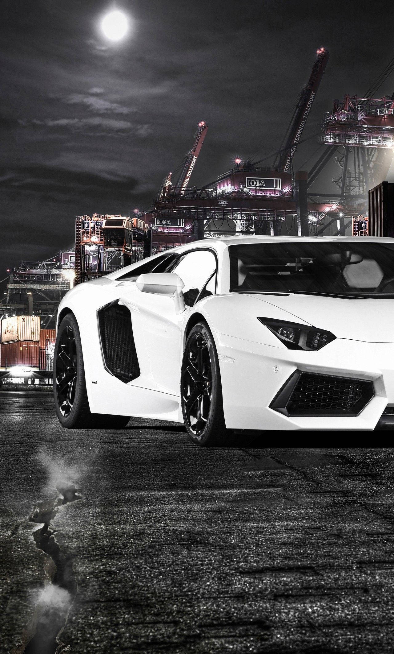 Maisha ya Kifahari - Lamborghini nyeupe ikiwa na iPhone Picha ya Ukuta