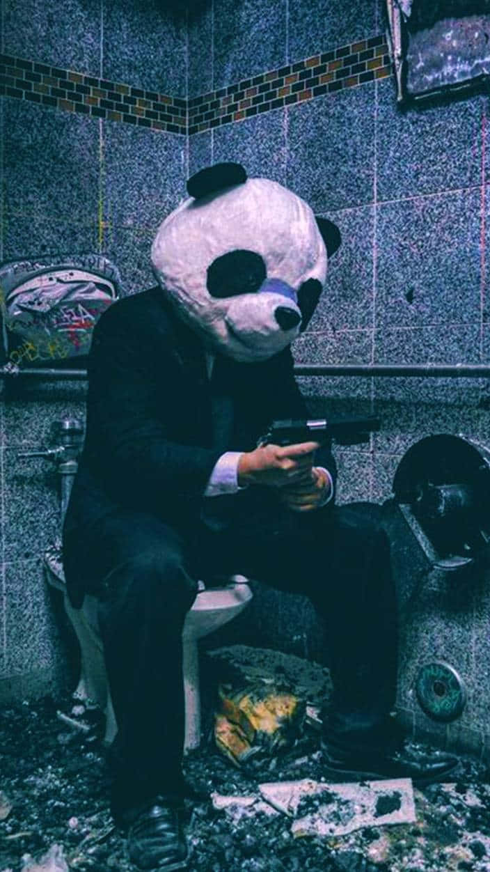 Majambazi Wenye Bunduki Wakiwa Wamevaa Suti ya Panda Picha ya Ukuta
