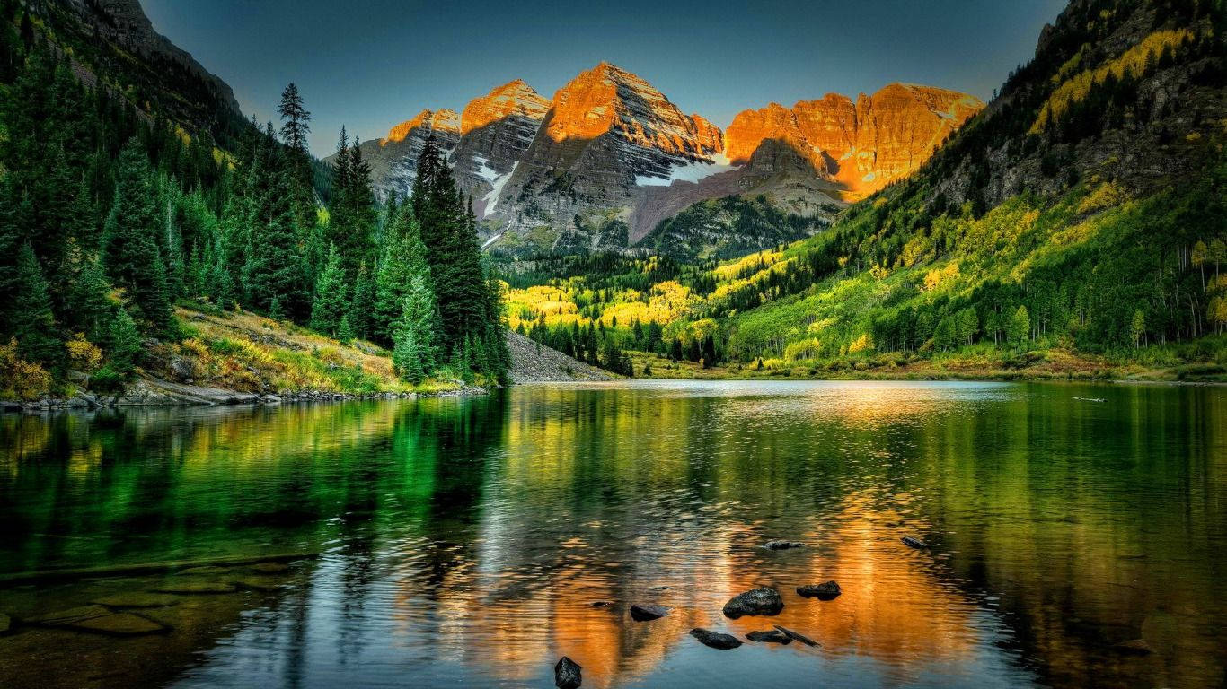 Majestic scenerary of Maroon Bells Lake Picha ya Ukuta