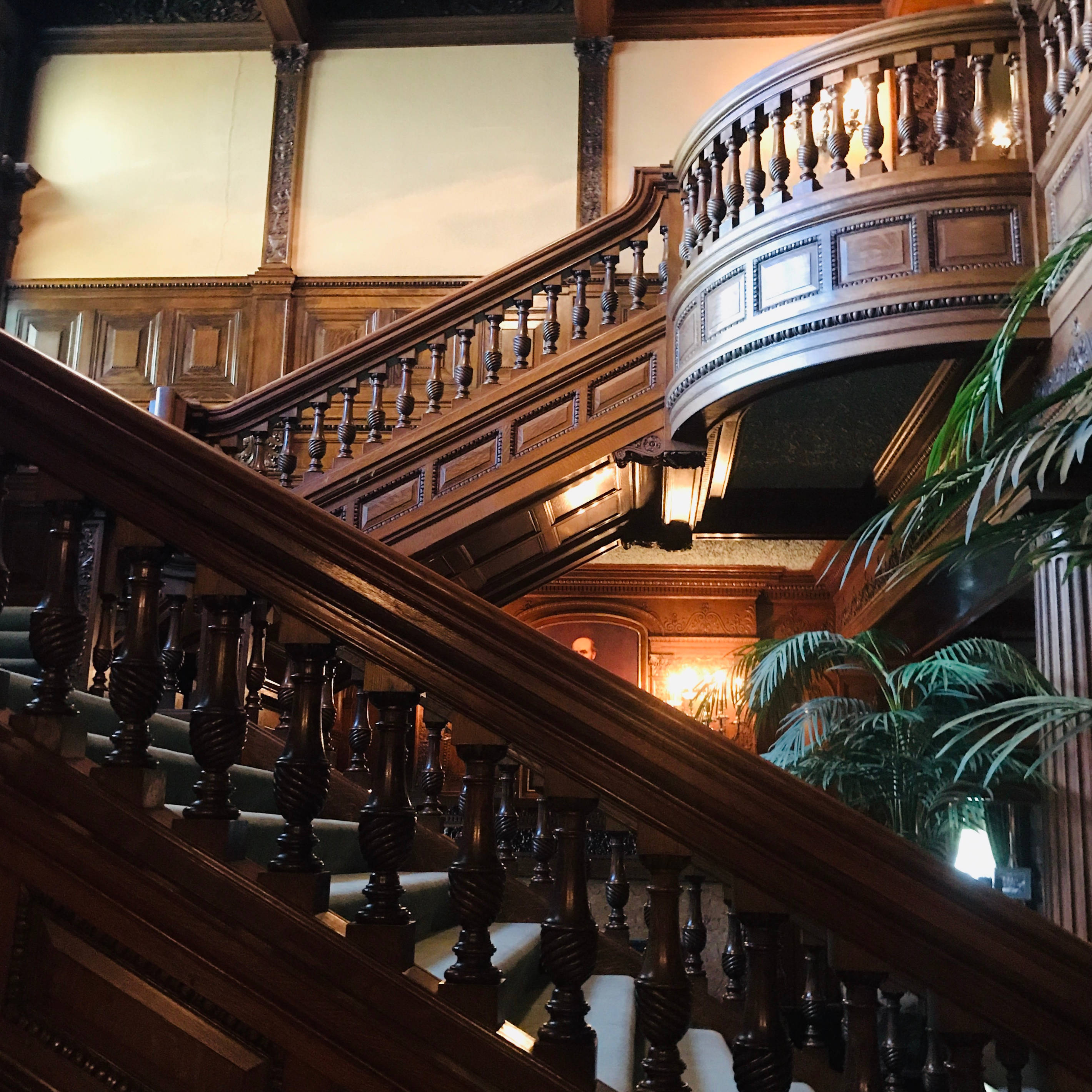 Majestic Stairs of the James J. Hill House in Minneapolis Picha ya Ukuta
