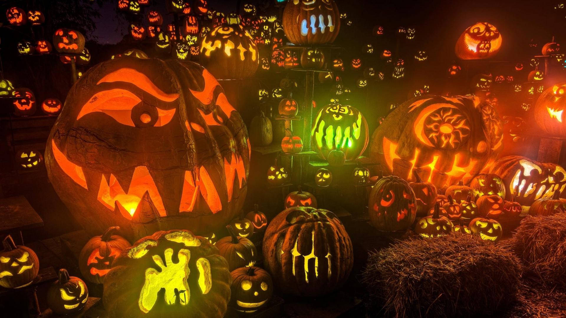 Makutano Mrembo wa Halloween wa Jack-O’-Lanterns Picha ya Ukuta