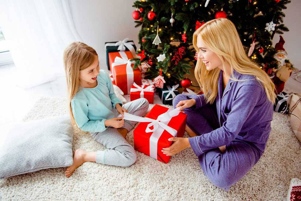 Mama Na Binti Zawadi ya Krismasi Picha ya Ukuta