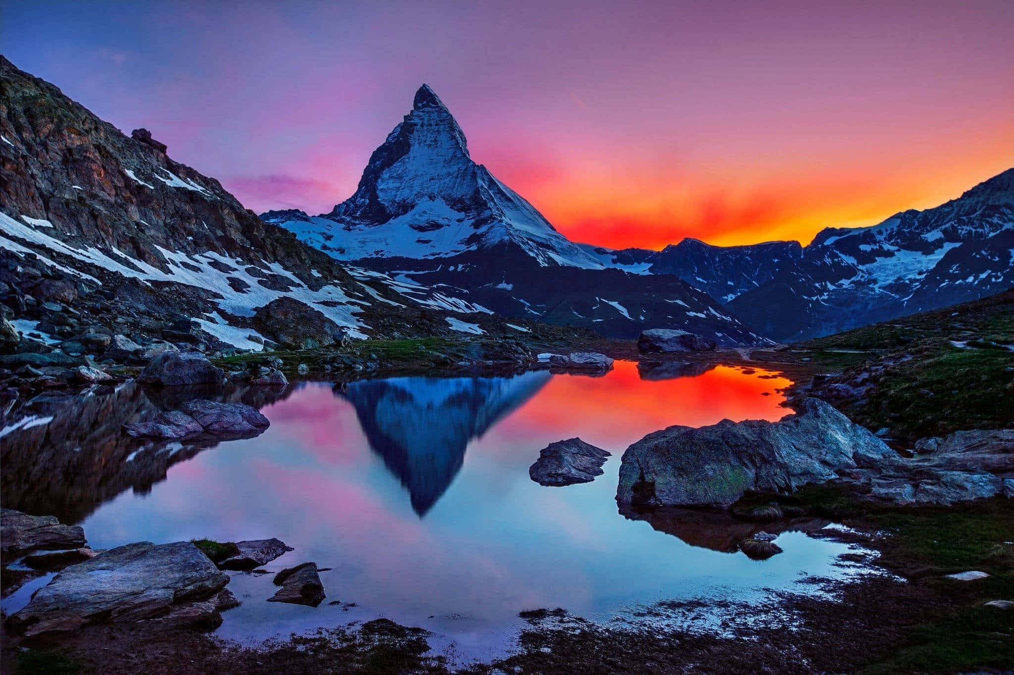 Mandhari Mzuri wa Machweo Huko Matterhorn Picha ya Ukuta