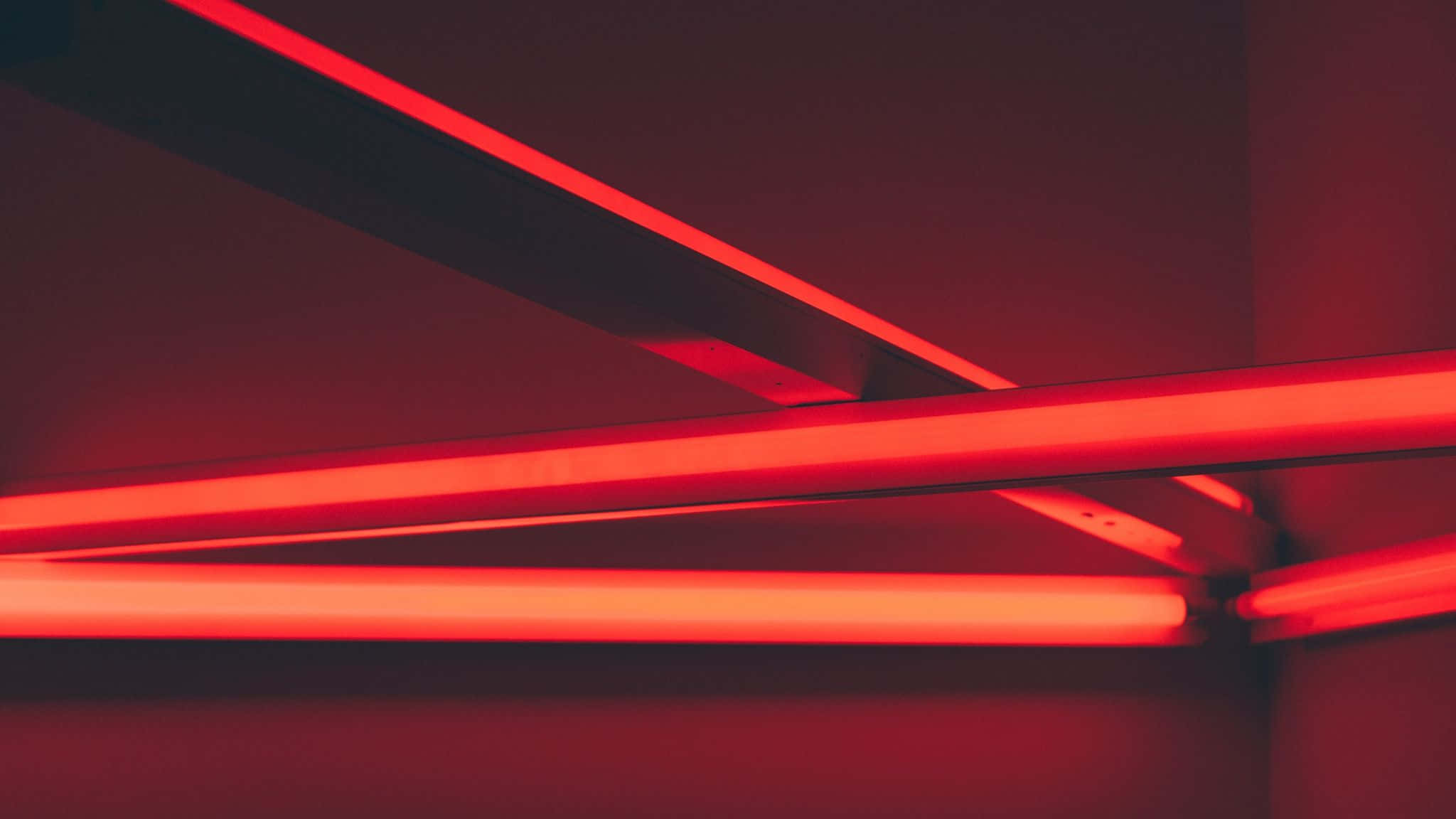 Mandhari Nyekundu Yenye Mstari wa Neon Picha ya Ukuta