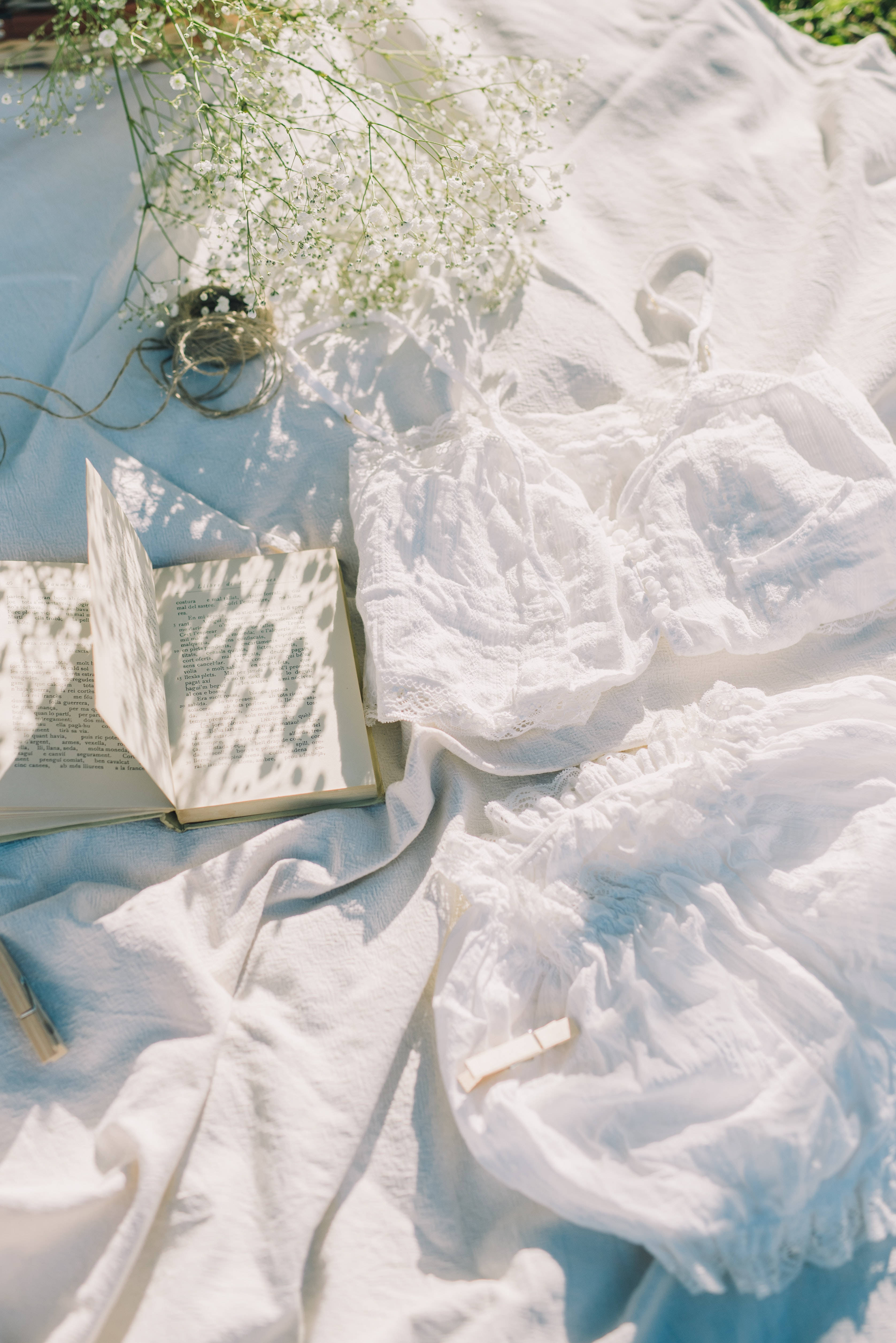 Mandhari Nyeupe ya Preppy Aesthetic Flat Lay Picha ya Ukuta