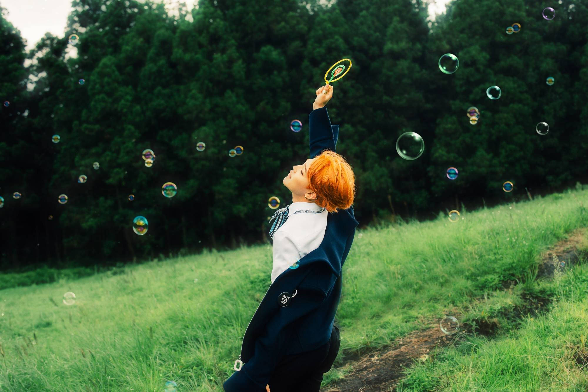 Mandhari Nzuri ya Bts Jimin Akifurahia Mapovu Picha ya Ukuta
