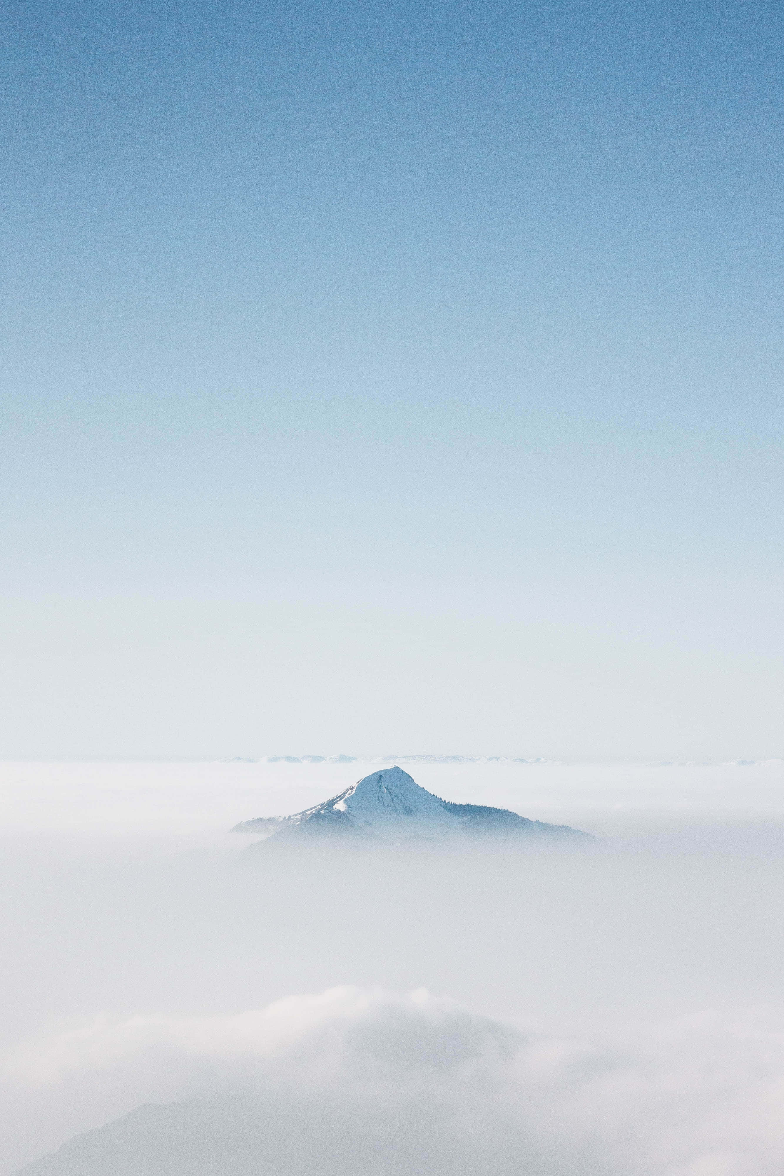 Mandhari ya Blue Aesthetic ya Mlima Kupitia Mawimbi Picha ya Ukuta