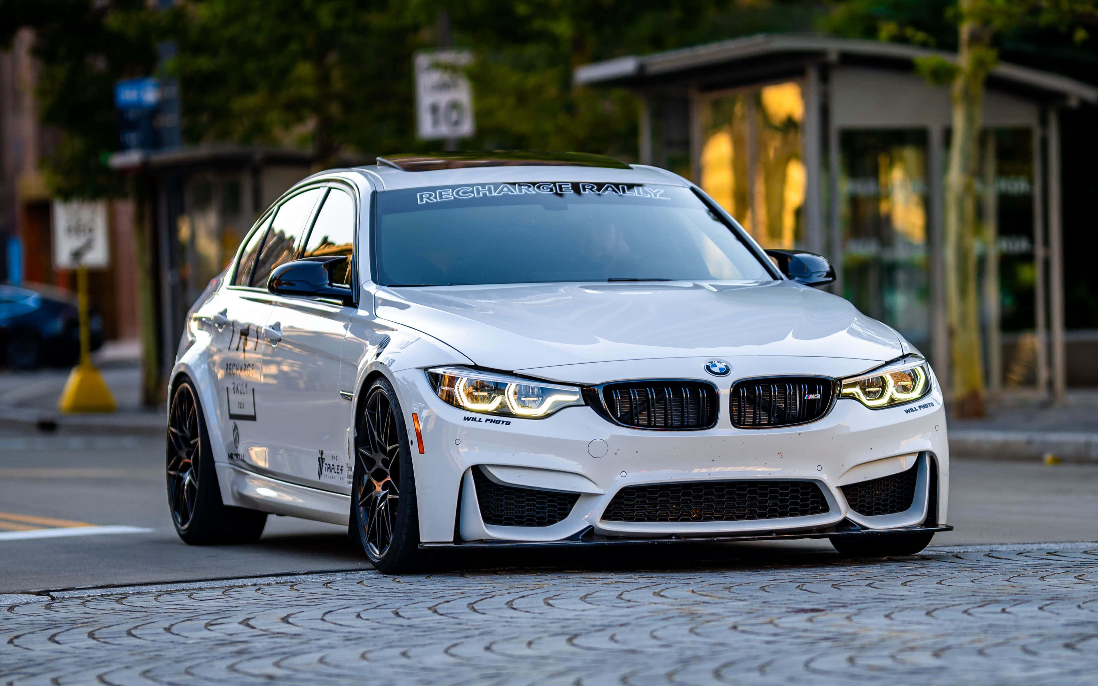 Mandhari ya BMW Barabarani Picha ya Ukuta