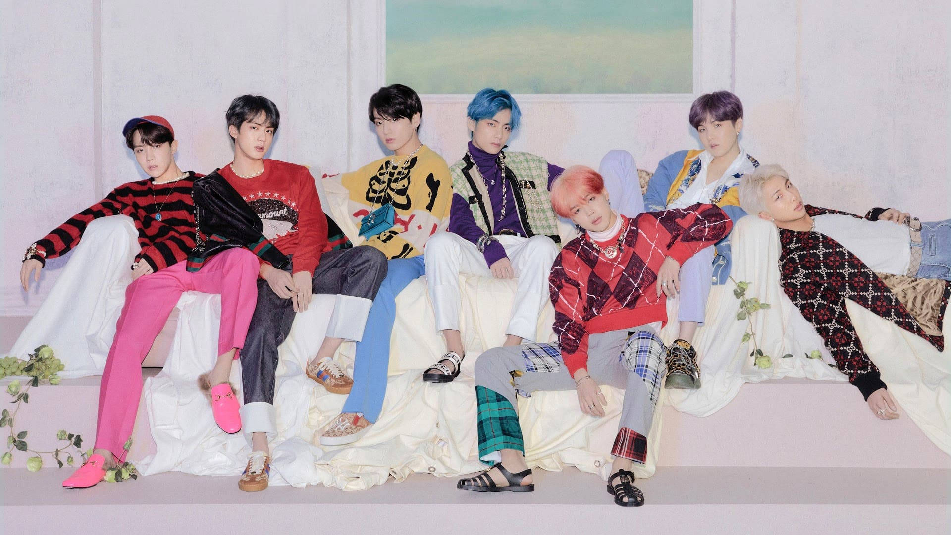 Mandhari ya Deski la BTS kwenye Kochi Nyeupe Picha ya Ukuta