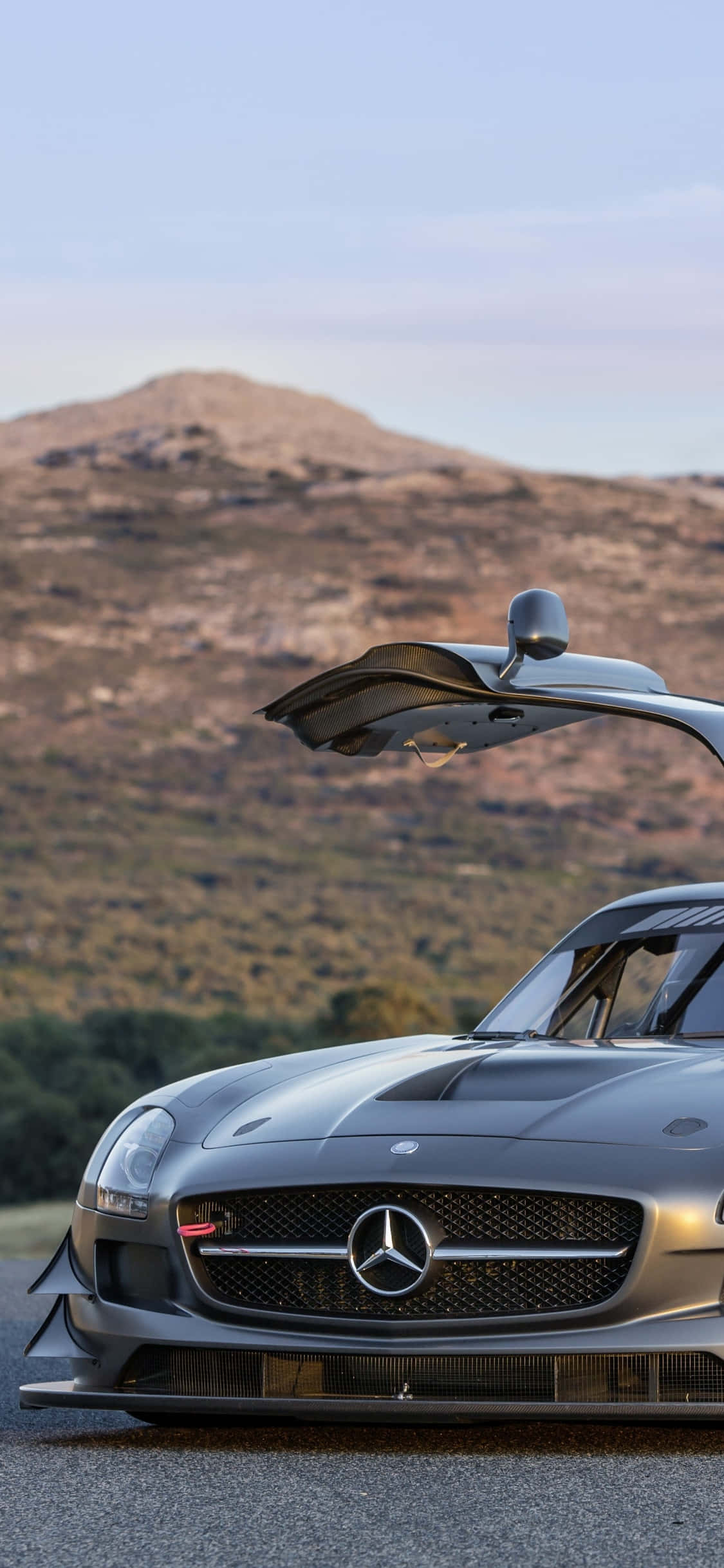 Mandhari ya iPhone Xs Mercedes Amg ya Silver na Mlango wa Gullwing Picha ya Ukuta
