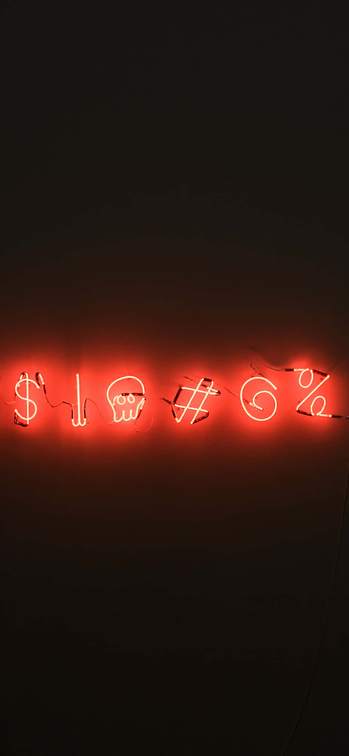 Mandhari ya Jiji la Neon Angavu Usiku Picha ya Ukuta