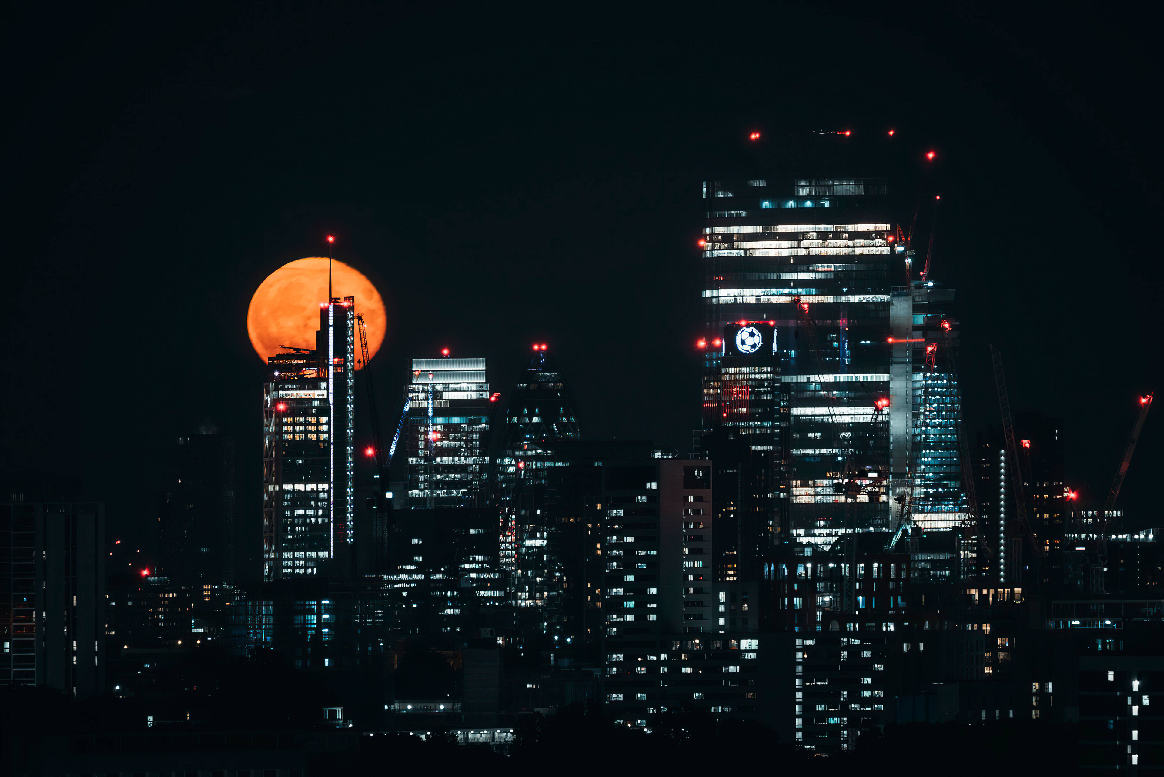Mandhari ya Jua la Usiku na Jengo Refu la London Picha ya Ukuta