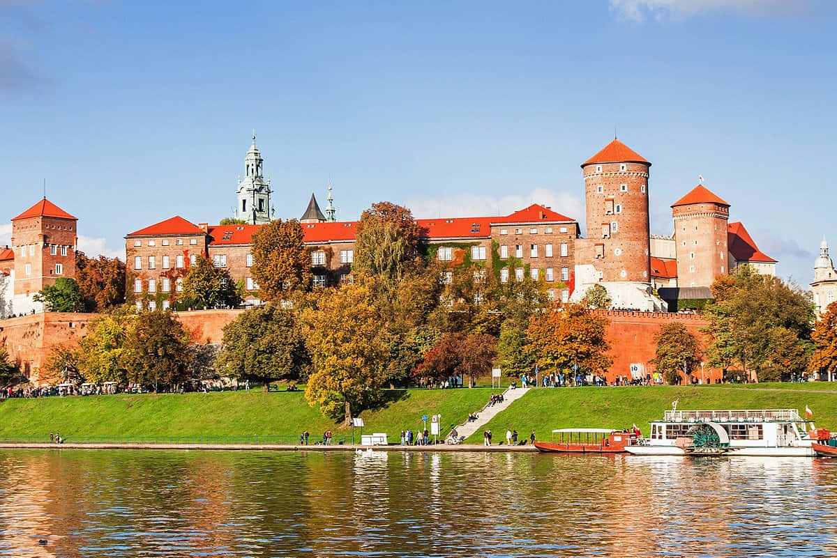 Mandhari ya Kifahari ya Wawel Castle na Boti Zilizopakwa Mto Vistula, Poland Picha ya Ukuta