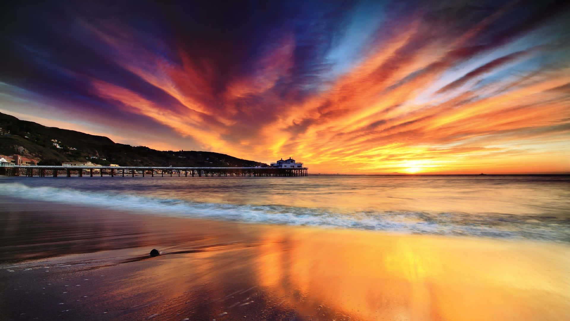 Mandhari ya kuvutia kutoka jiji zuri la Malibu, California Picha ya Ukuta