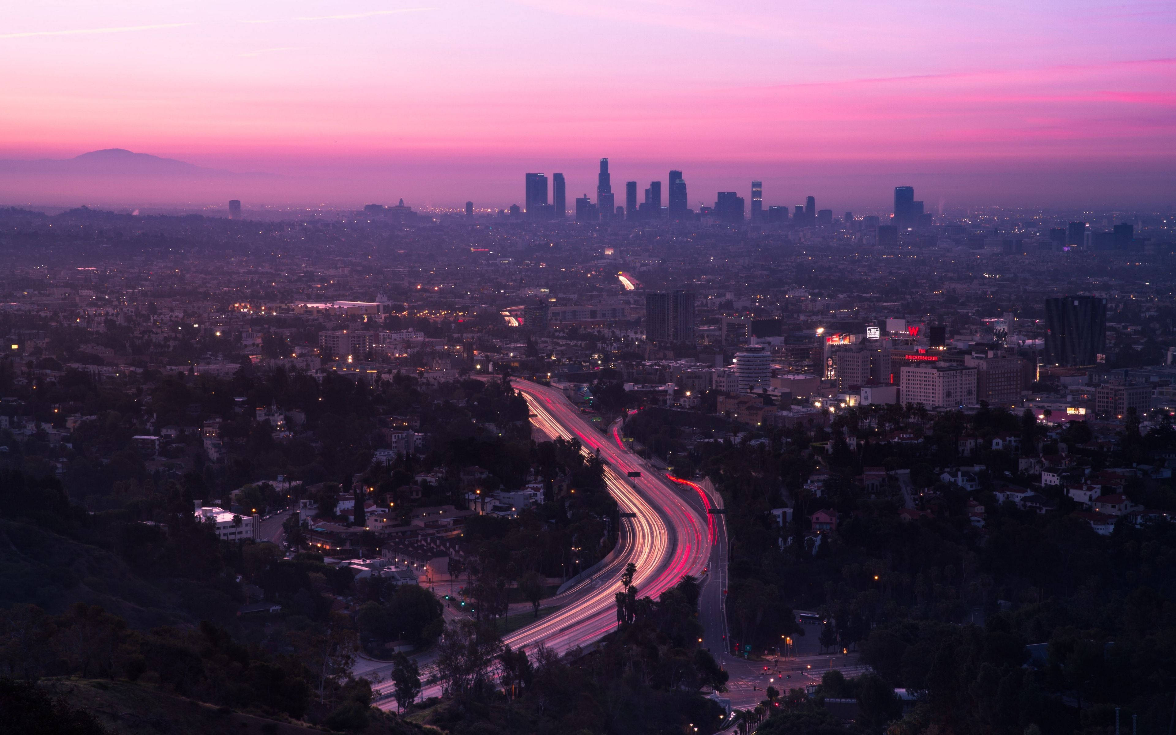 Mandhari ya Kuvutia ya Machweo ya Los Angeles yenye Rangi ya Waridi Picha ya Ukuta