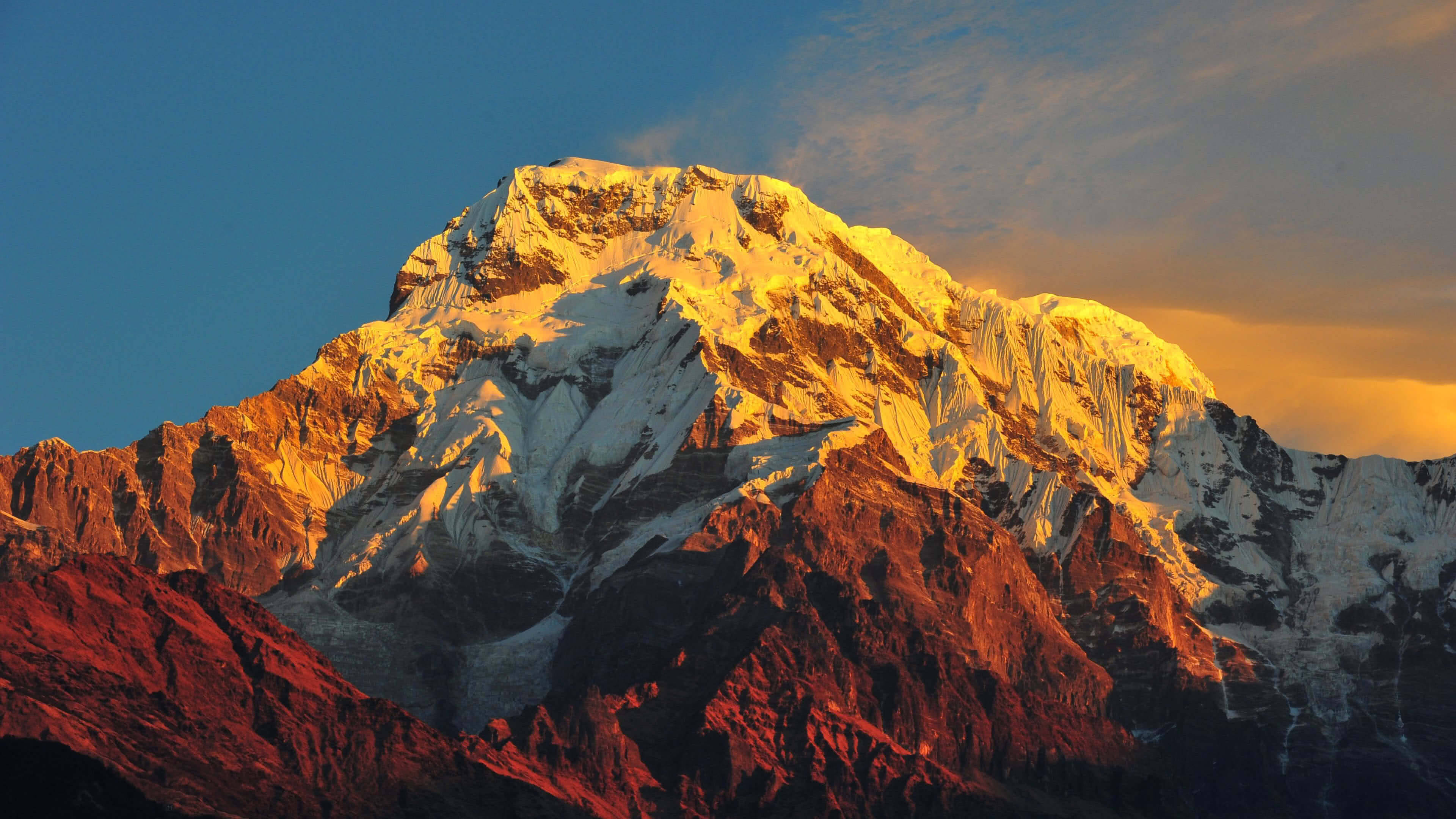 Mandhari ya Kuvutia ya Mlima Annapurna, Himalaya katika Ubora wa 4K Picha ya Ukuta