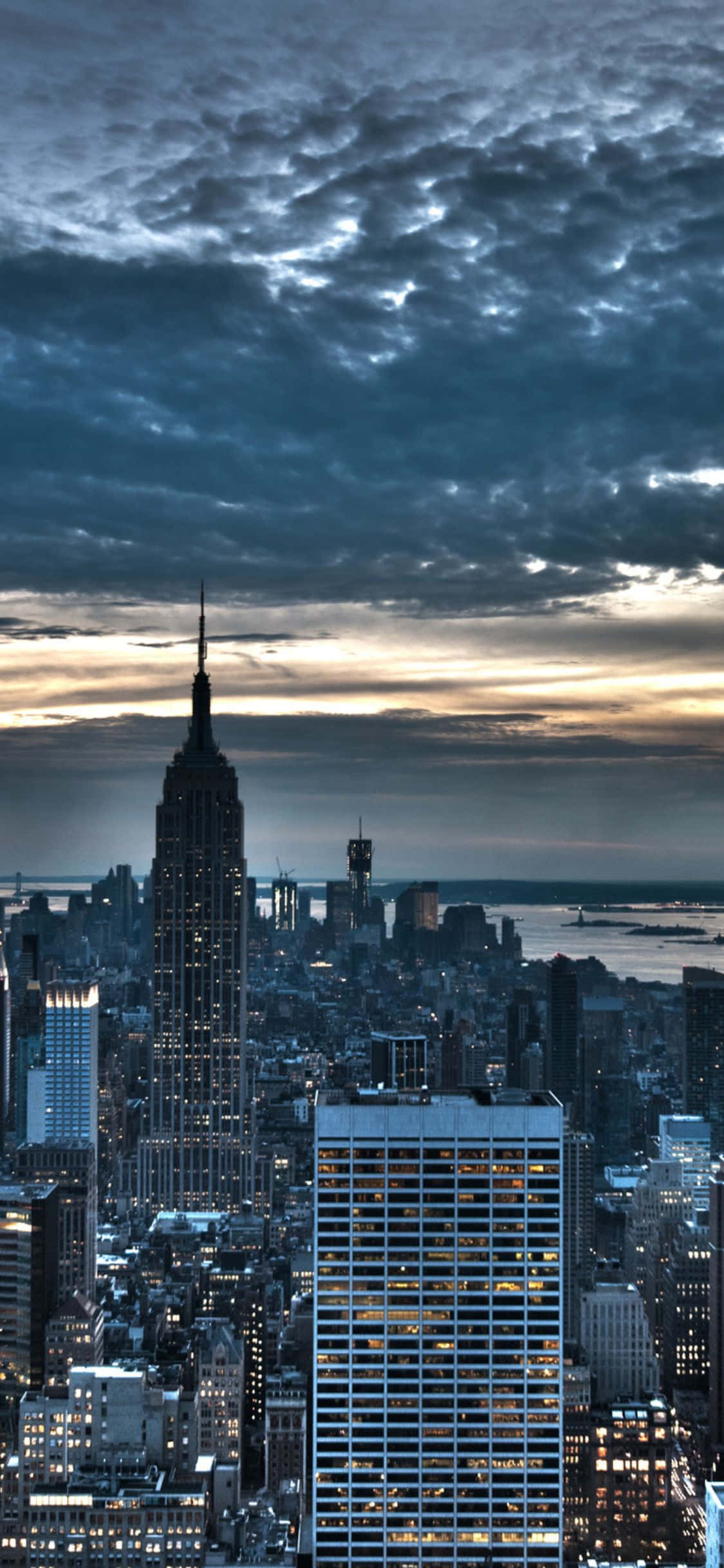 Mazingira ya ajabu na ya kusisimua ya New York City usiku kwenye iPhone XS. Picha ya Ukuta