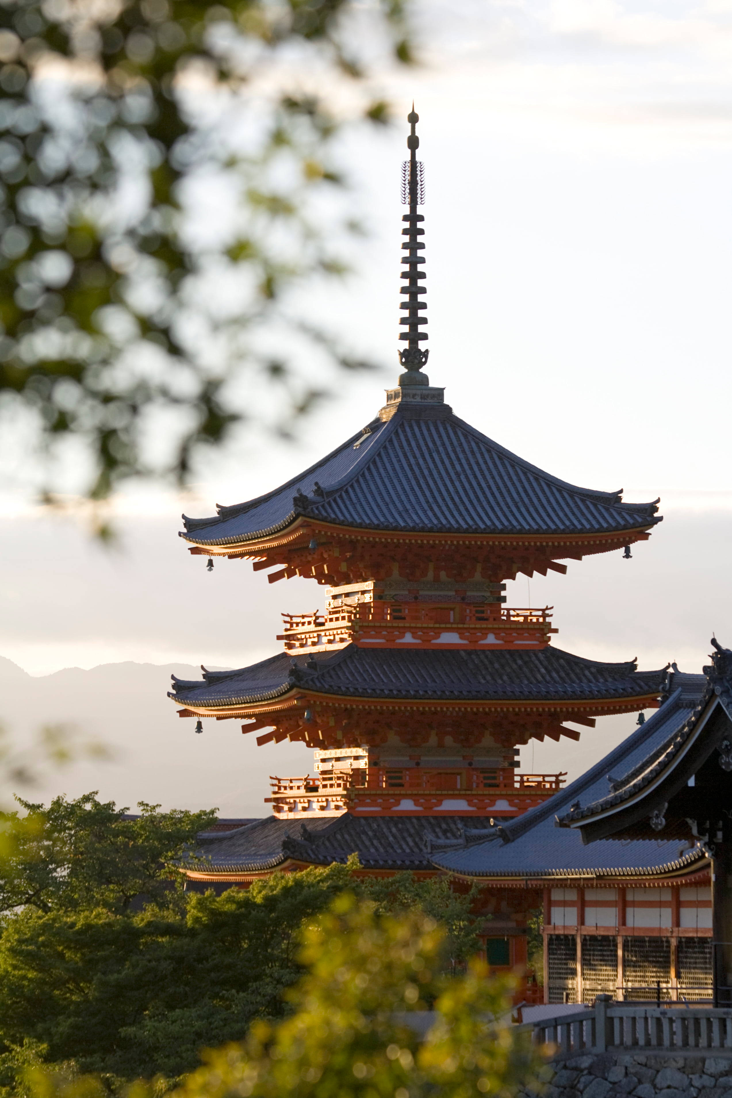Mandhari ya Pagoda Japani kwa Skrini za iPhone Picha ya Ukuta